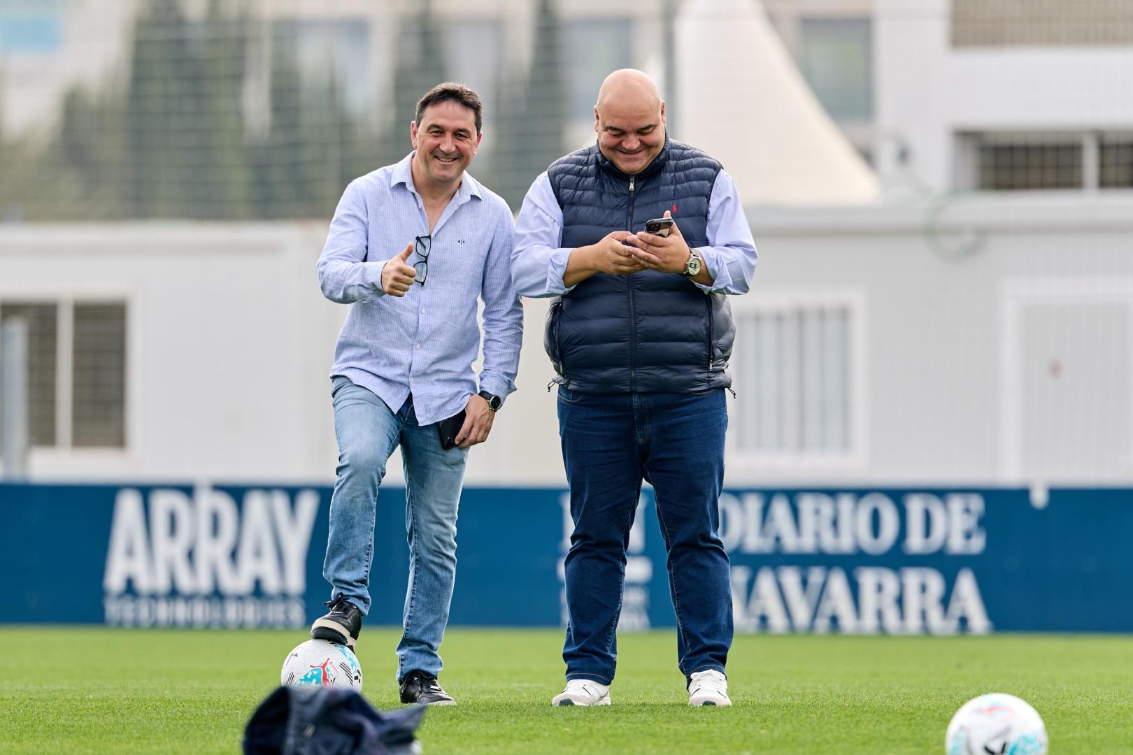 Braulio Vázquez y 'Cata', sobre el césped de Tajonar