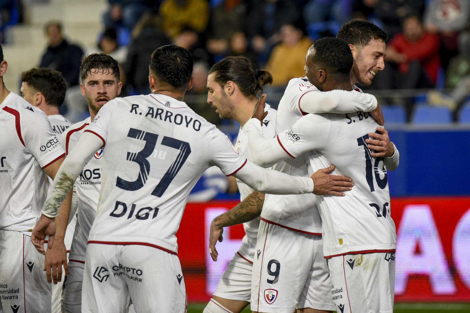 Raúl celebra uno de los goles en Huesca en la eliminatoria anterior.