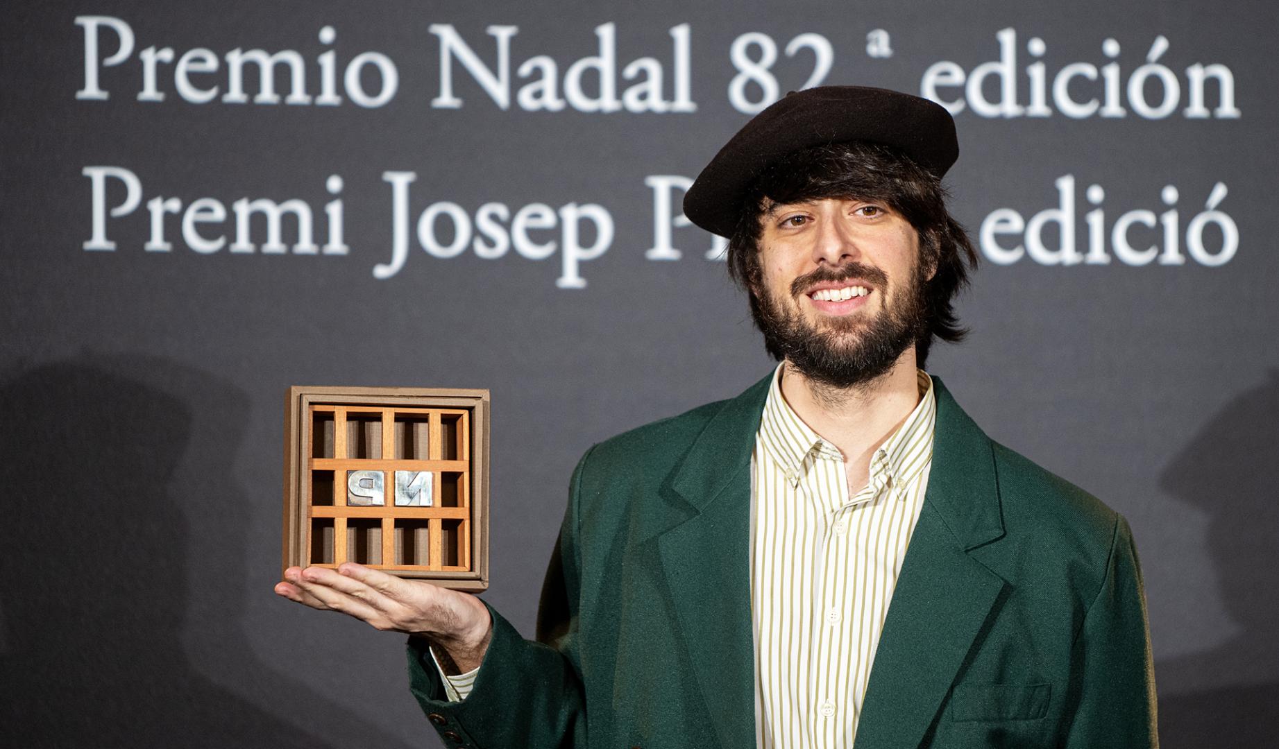 El escritor David Uclés posa con el 82º Premio Nadal tras ganarlo con la obra 'La ciudad de las luces muertas'