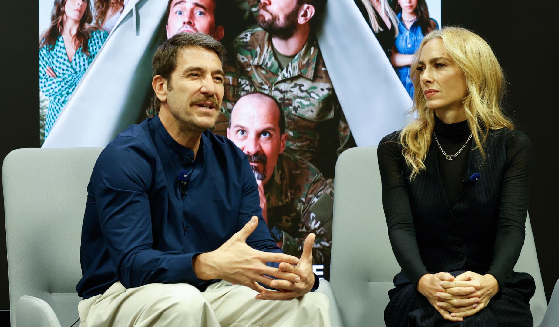 Los actores Kira Miró y Raúl Tejón durante una entrevista