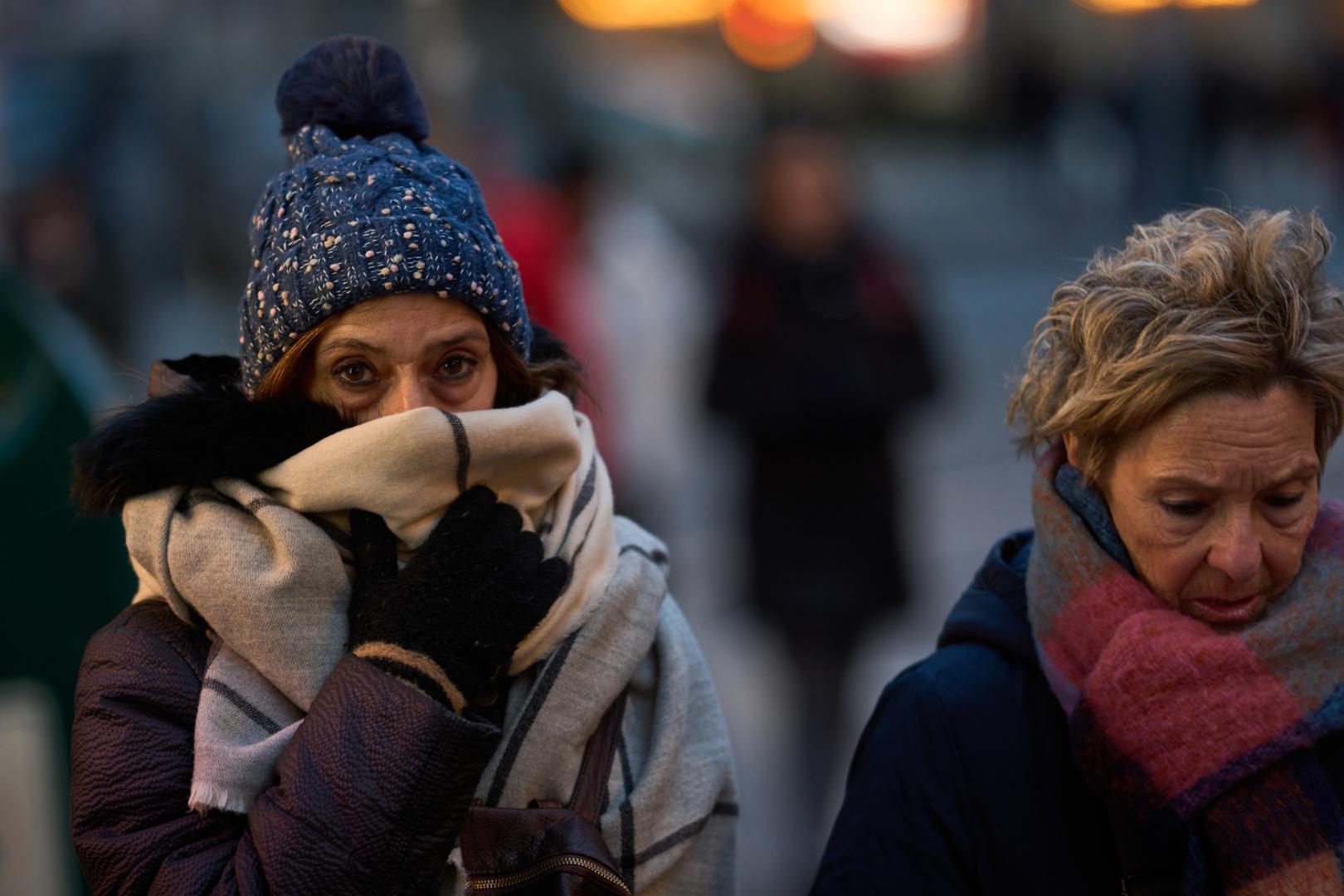 Imagen de una mujer tapándose del frío, este fin de semana en Pamplona
