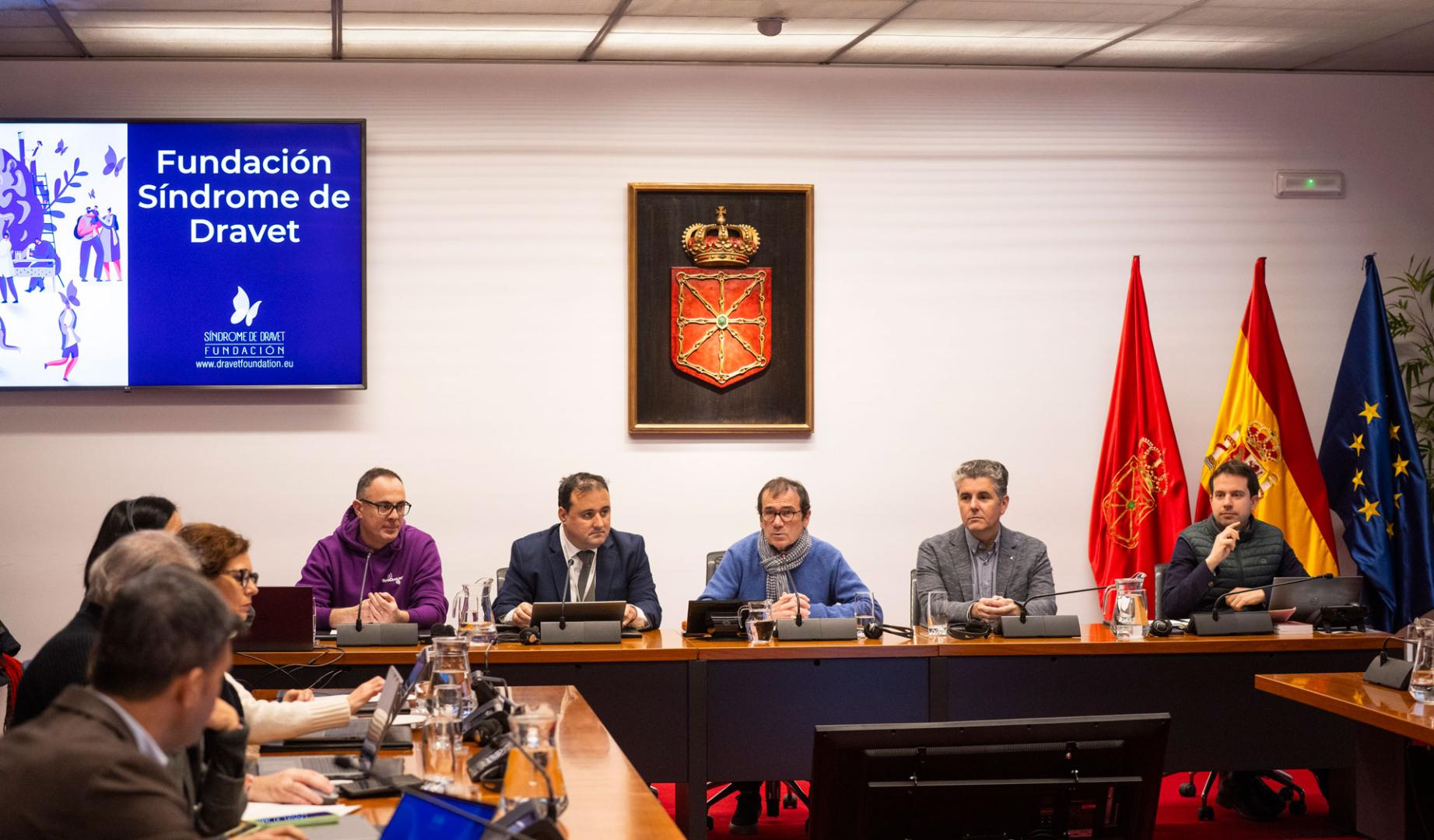 Sesión de Trabajo en el Parlamento de Navarra, una representación de la Fundación Síndrome de Dravet y Familiares de personas afectadas por el síndrome de Dravet en Navarra.