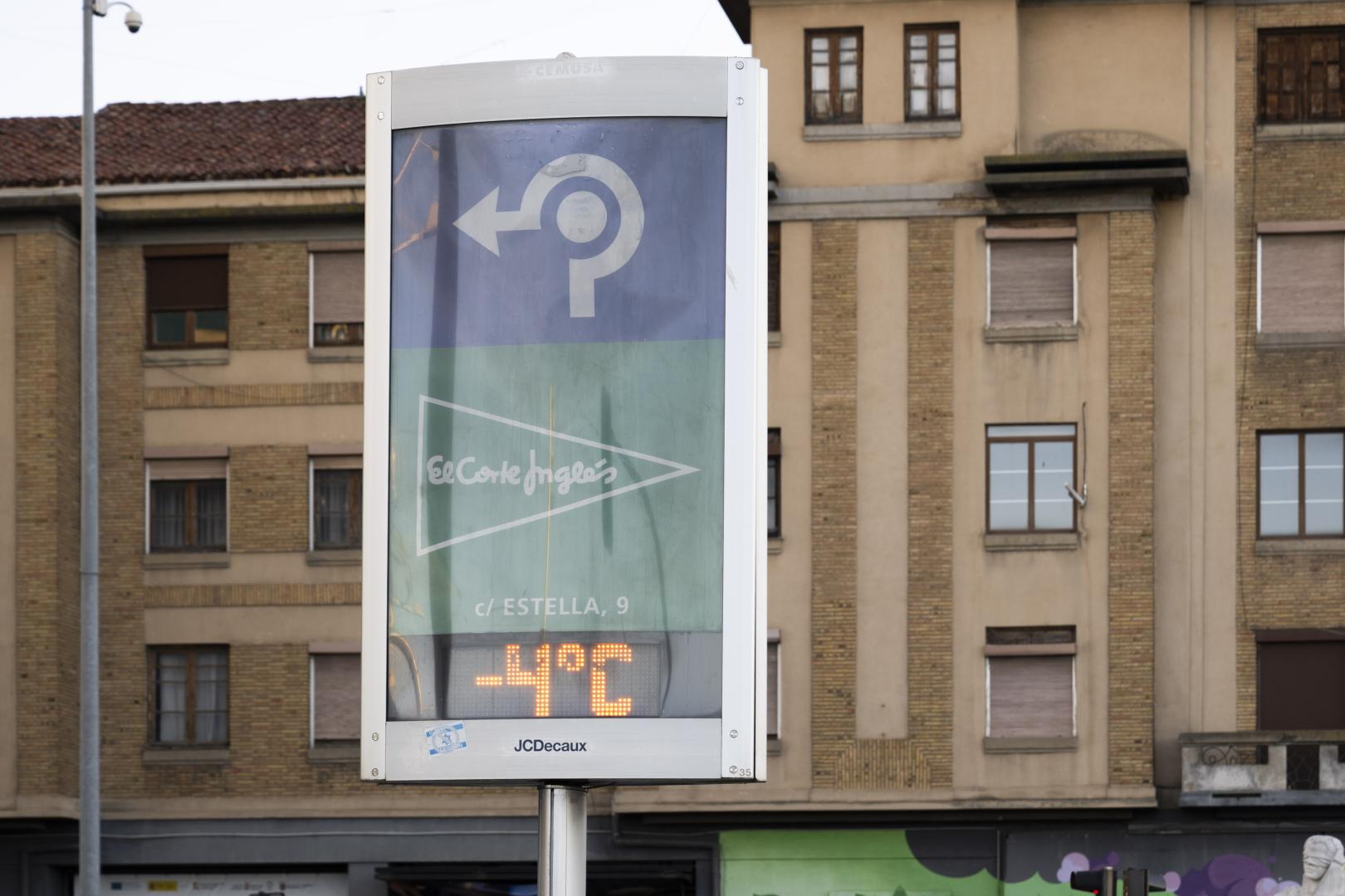 Un termómetro junto a la antigua estación de autobuses marca 4 grados bajo cero el 5 de enero