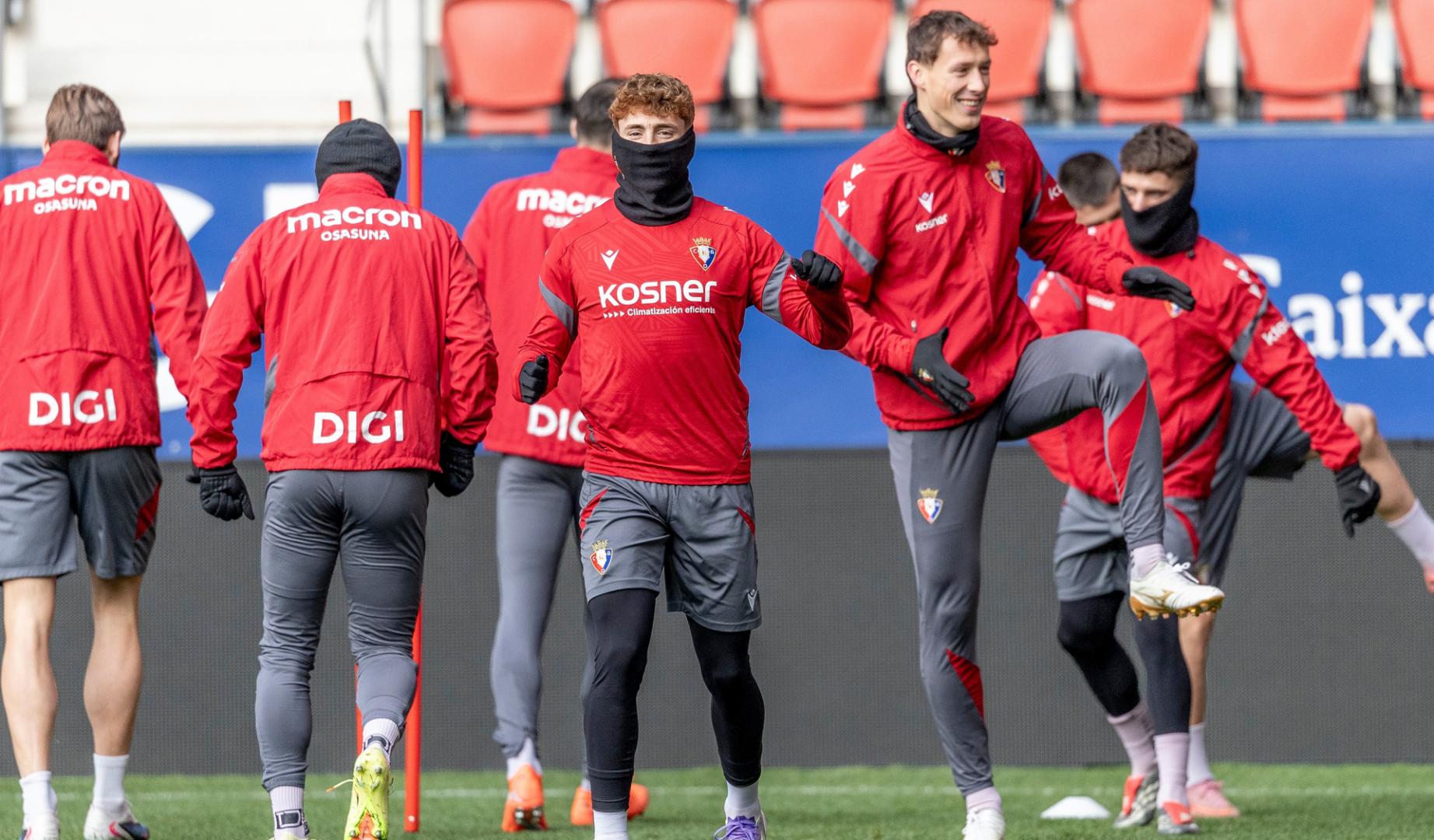 Osasuna se ejercita en El Sadar con el Girona como objetivo