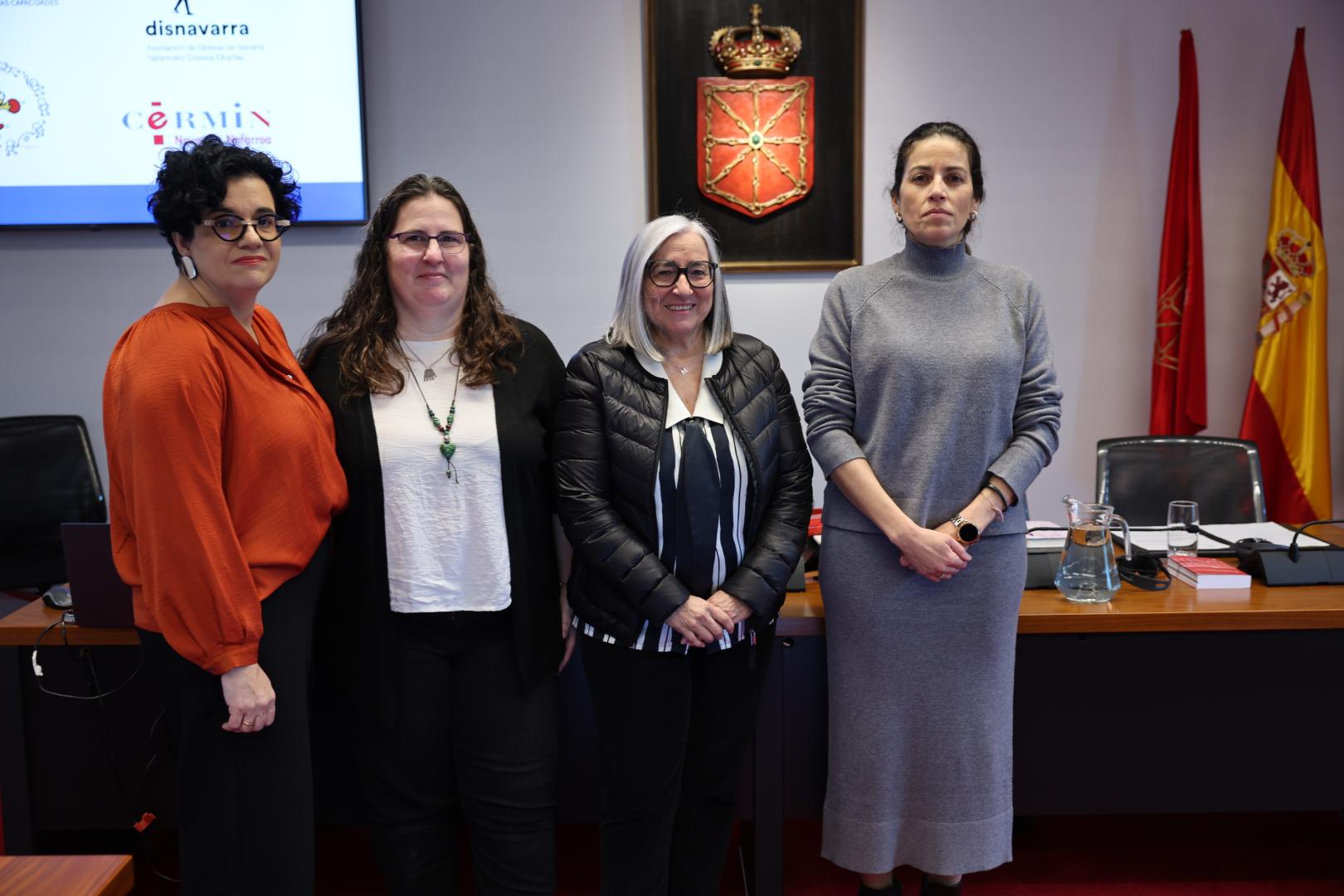 De izda a dcha: Silvia Saldaña (ADHI), Ainara Duue (Disnavarra), Mariluz Sanz (Cermin) y María Sola (ANAC), en la comisión de educación del Parlamento foral.
