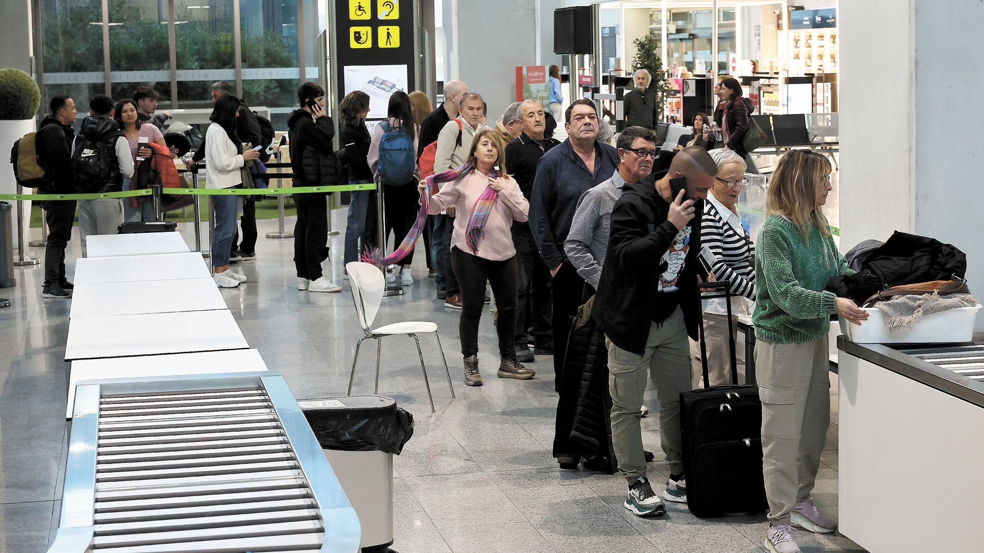 Pasajeros en el aeropuerto de Pamplona el pasado noviembre para ir en un chárter rumbo a Marrakech