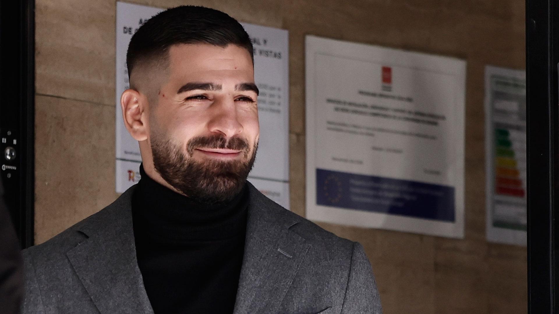 El doble campeón de la UFC, Ilia Topuria, a su salida, este miércoles, del Juzgado de Violencia Sobre la Mujer de Móstoles, que tramita las cuestiones familiares derivadas de la separación de la pareja tras haber sido denunciado por parte de su exmujer Giorgina Uzcategui por presuntos malos tratos