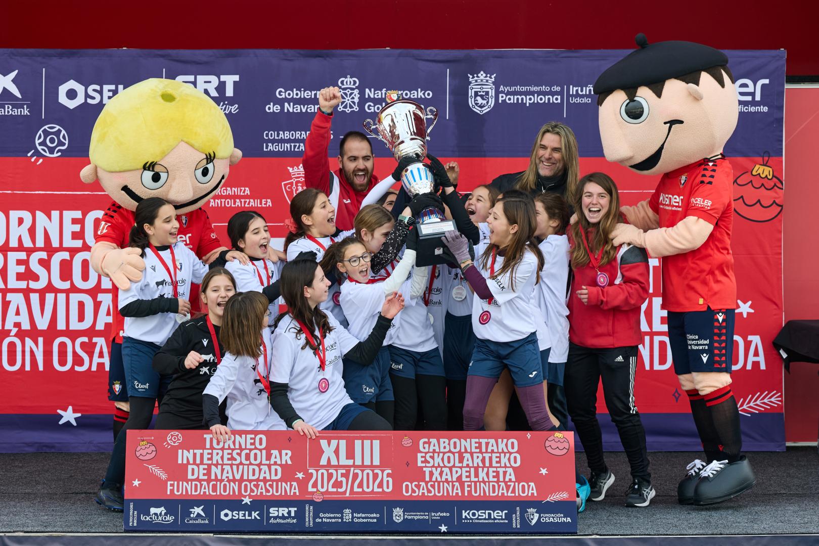 Claret Larraona celebra el título del Interescolar femenino