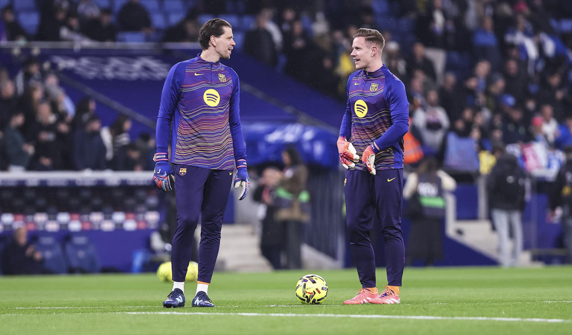 Wojciech Szczesny y Marc-Andre Ter Stegen conversan durante el calentamiento en el RCDE Stadium antes del Espanyol-Barcelona