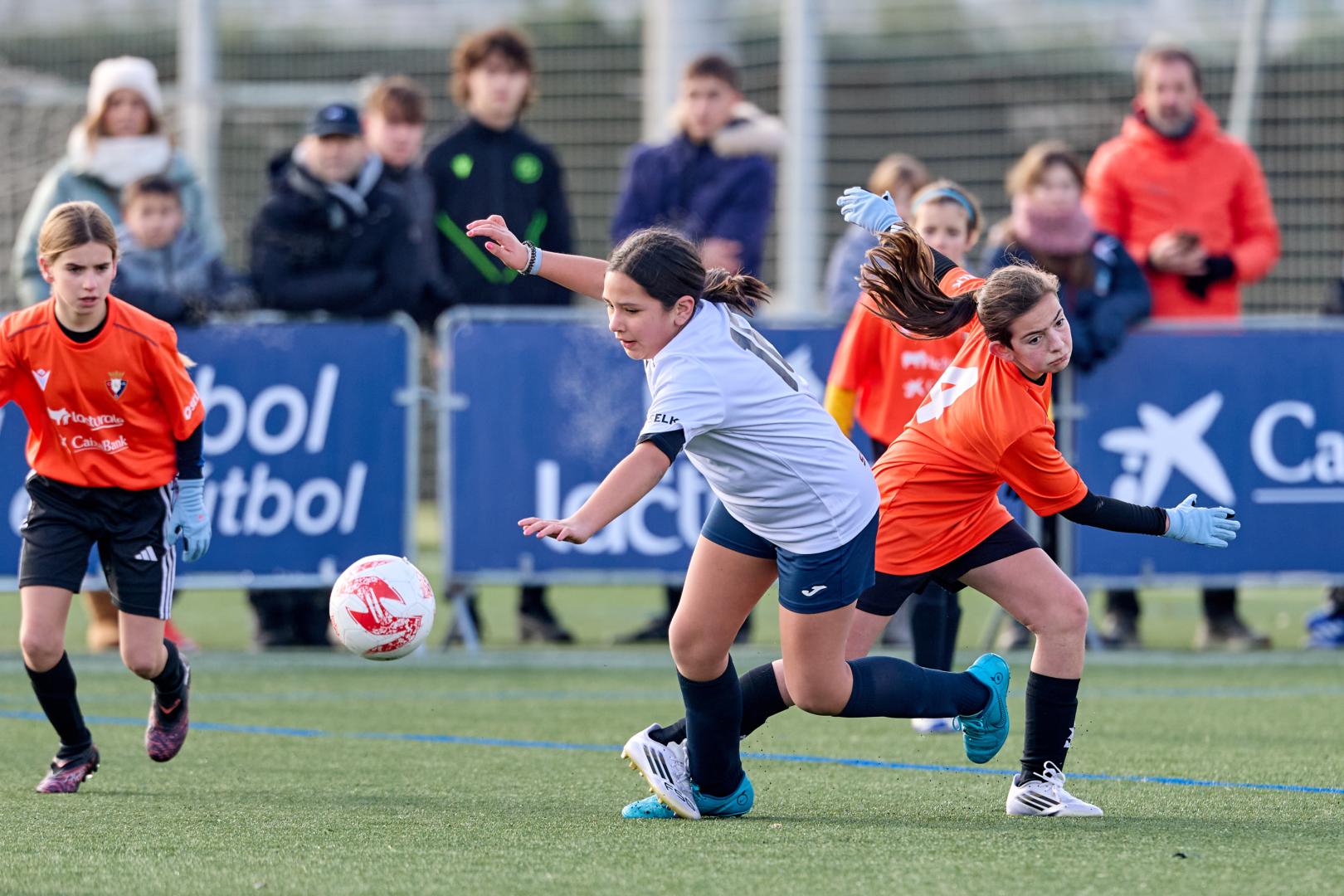Ane Sánchez, del Claret Larraona, y Saioa Cano, de San Miguel de Noáin, pugnan por el balón