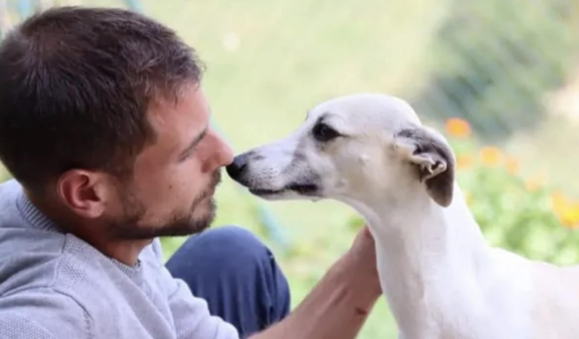 Daniel, con su perra 'Serena'