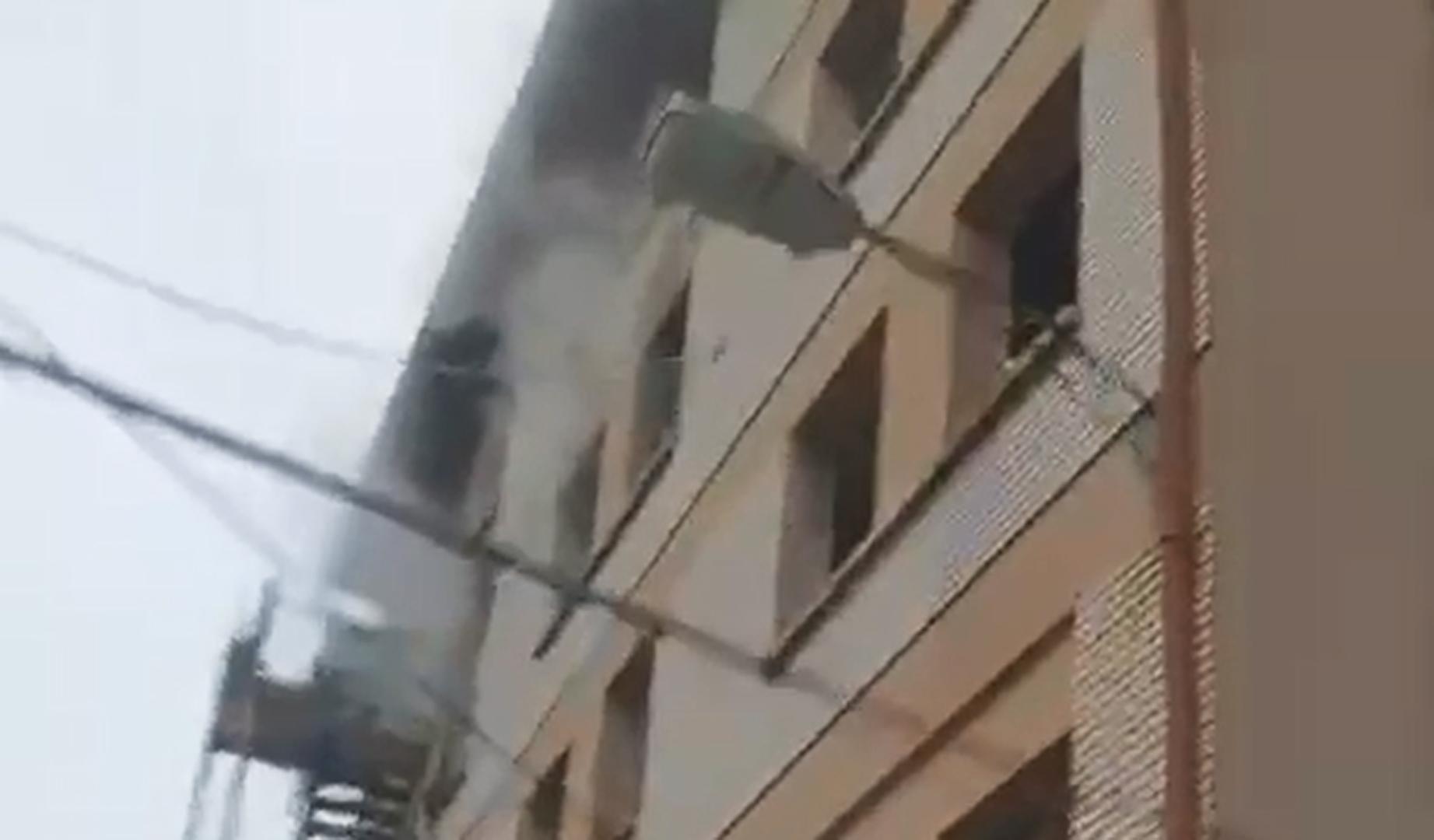 El edificio fue desalojado y acudieron al lugar Bomberos de Navarra y patrullas de Policía Foral y Policía Municipal