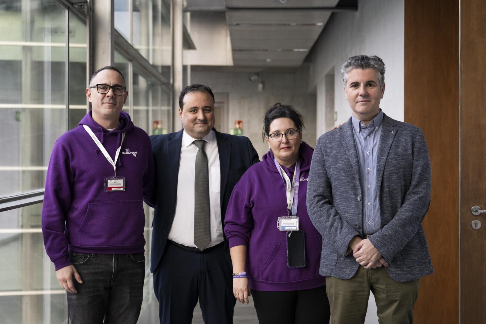 Izda a dcha: David González (padre de un niño afectado por Síndrome de Dravet), José Ángel Aibar, (presidente de la Fundación), Marta García (madre de un niño afectado) y el neuropediatra del HUN Sergio Aguilera.