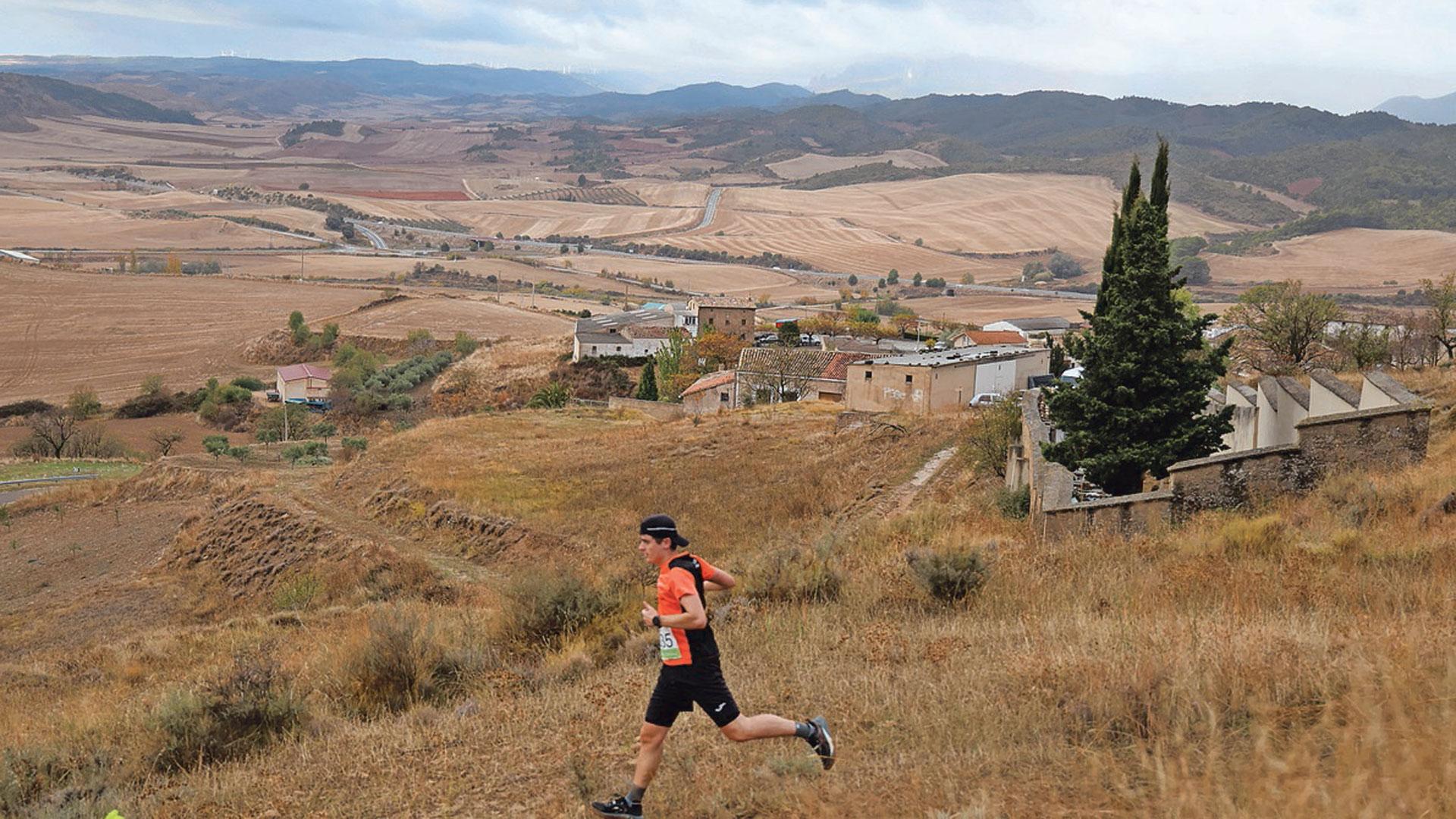 Un participante en el campeonato de trail de noviembre bordea el entorno de Arróniz