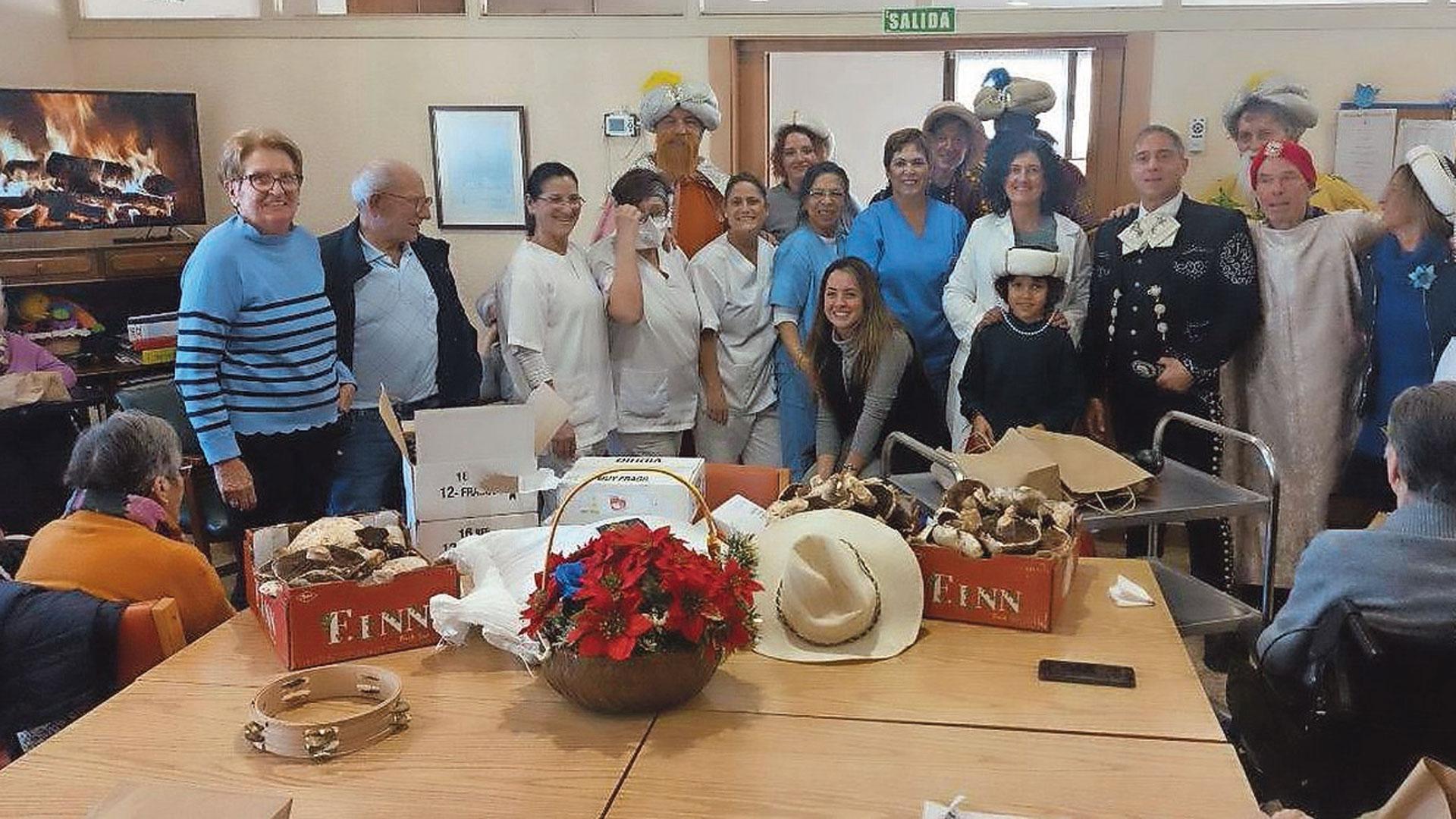 Los Reyes Magos posan con el personal y parte de los residentes en Muruzábal