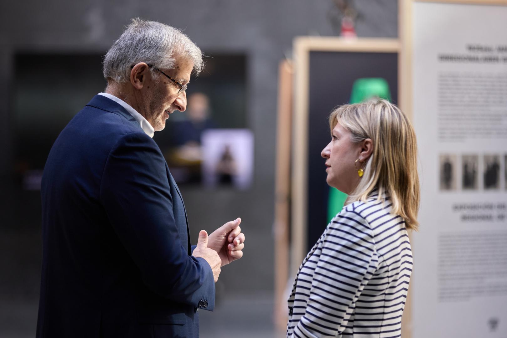 El vicepresidente Félix Taberna conversa en el atrio del Parlamento con Amparo López, minutos antes del inicio de una sesión plenaria.