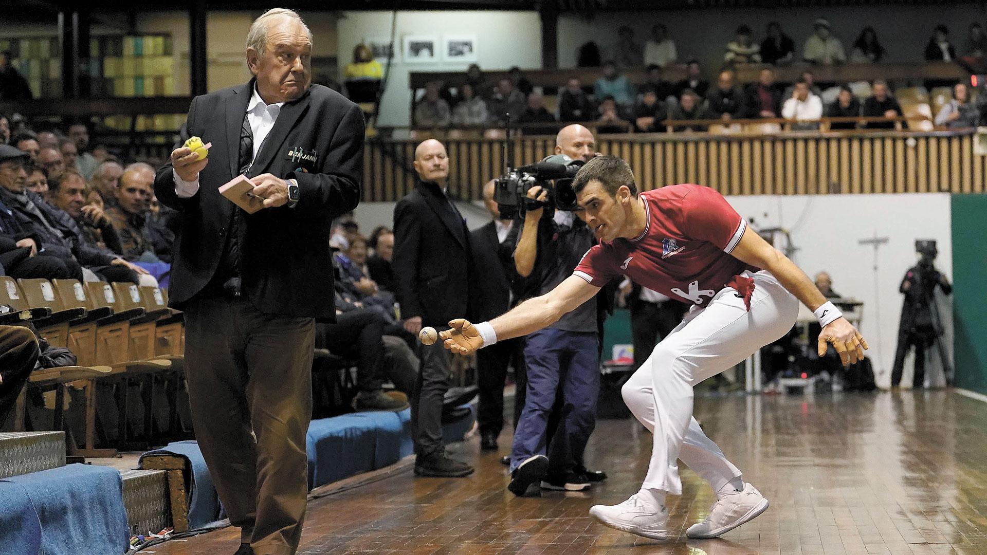 Joseba Ezkurdia resta una pelota en el ancho en el Astelena en el día de Reyes, en el que sumaron su cuarta victoria
