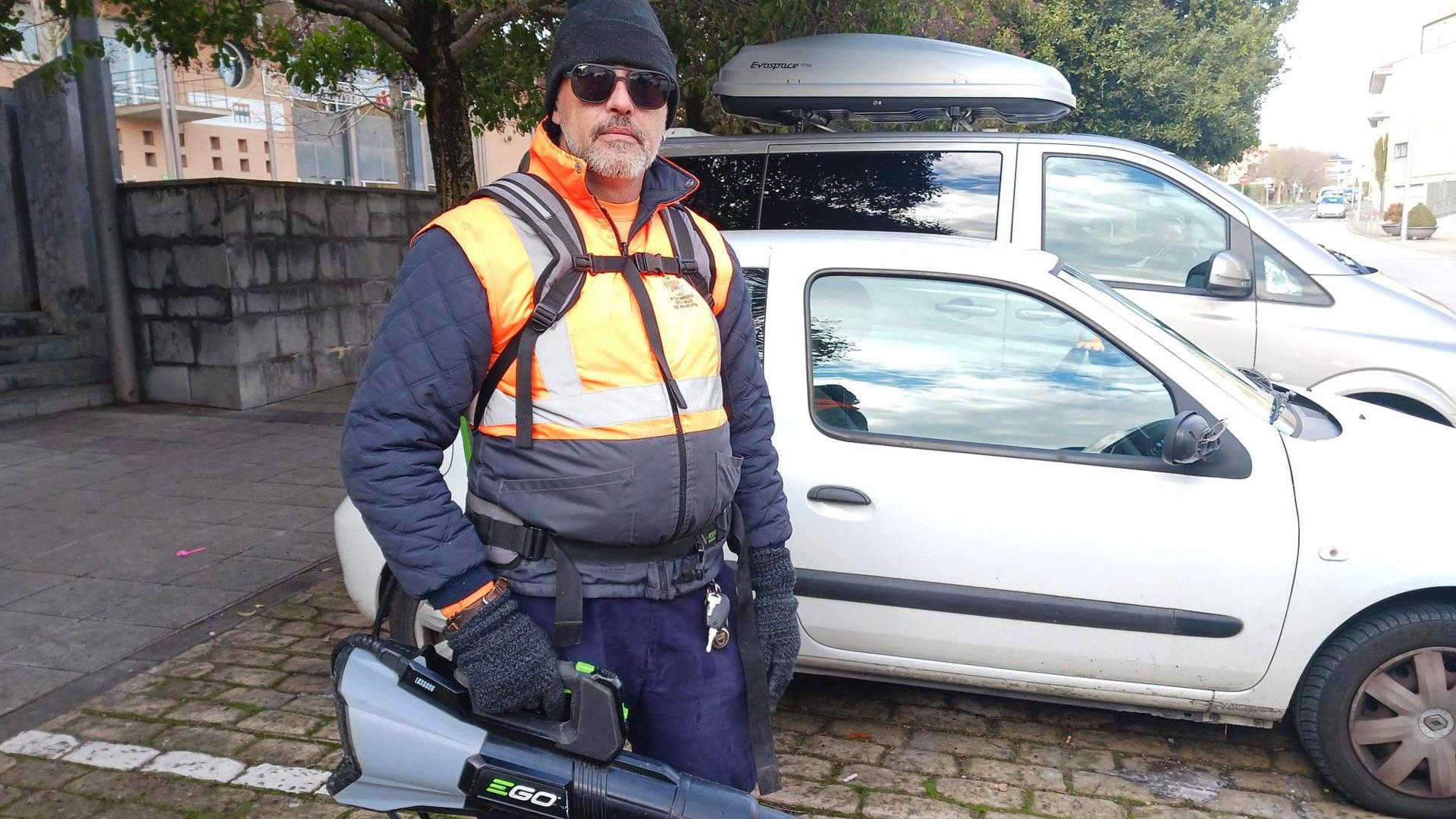 El trabajador del Ayuntamiento del Valle de Aranguren, Ángel Campos, combate el frío con "una térmica, luego una camiseta más corta, una sudadera y la chaqueta del trabajo”