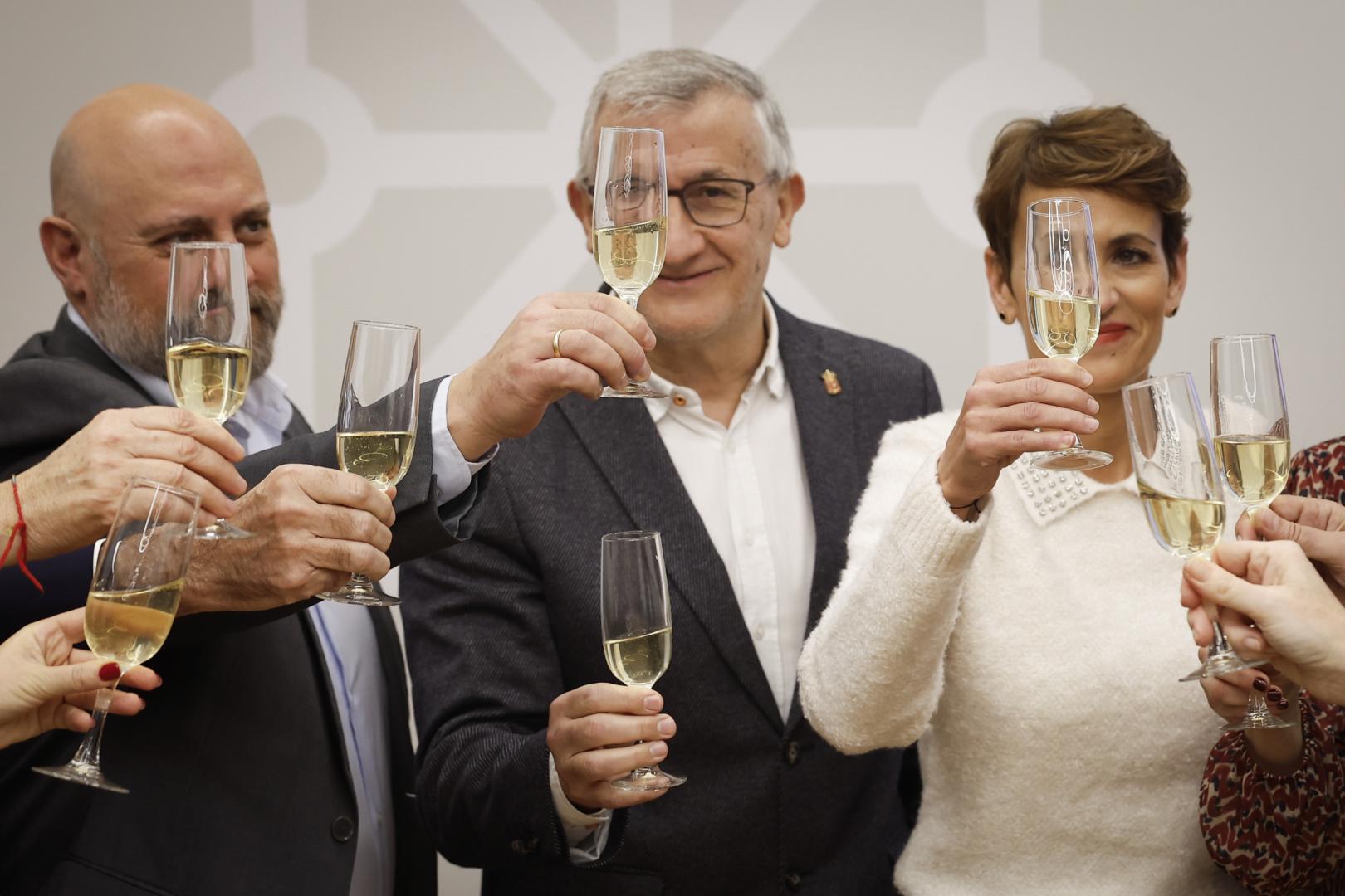 La presidenta Chivite, en pleno brindis ayer junto a los consejeros Taberna y Arasti. VILLAR LÓPEZ (EFE)GRAFCAV7975. PAMPLONA, 22/12/2025.- La presidenta del Gobierno de Navarra, María Chivite, durante el tradicional brindis navideño con los medios de comunicación, en el que ha pedido unión "para combatir la desinformación como una de las grandes amenazas de nuestra democracia". EFE/Villar López