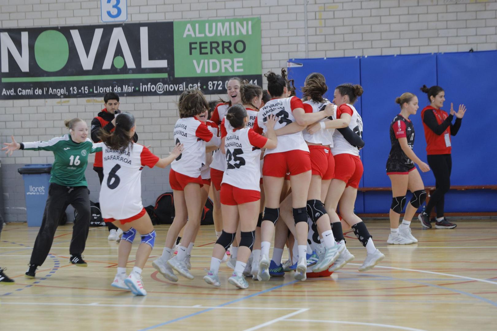 Las jugadoras del cadete femenino celebran el pase a la final de mañana frente a Cataluña