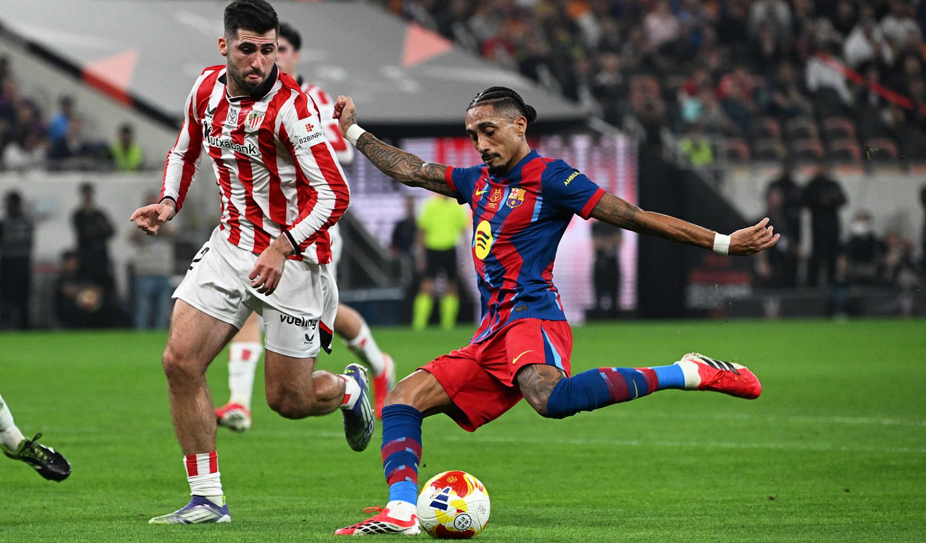 Raphinha dispara a portería tras recortar a Areso en el 4-0 del partido