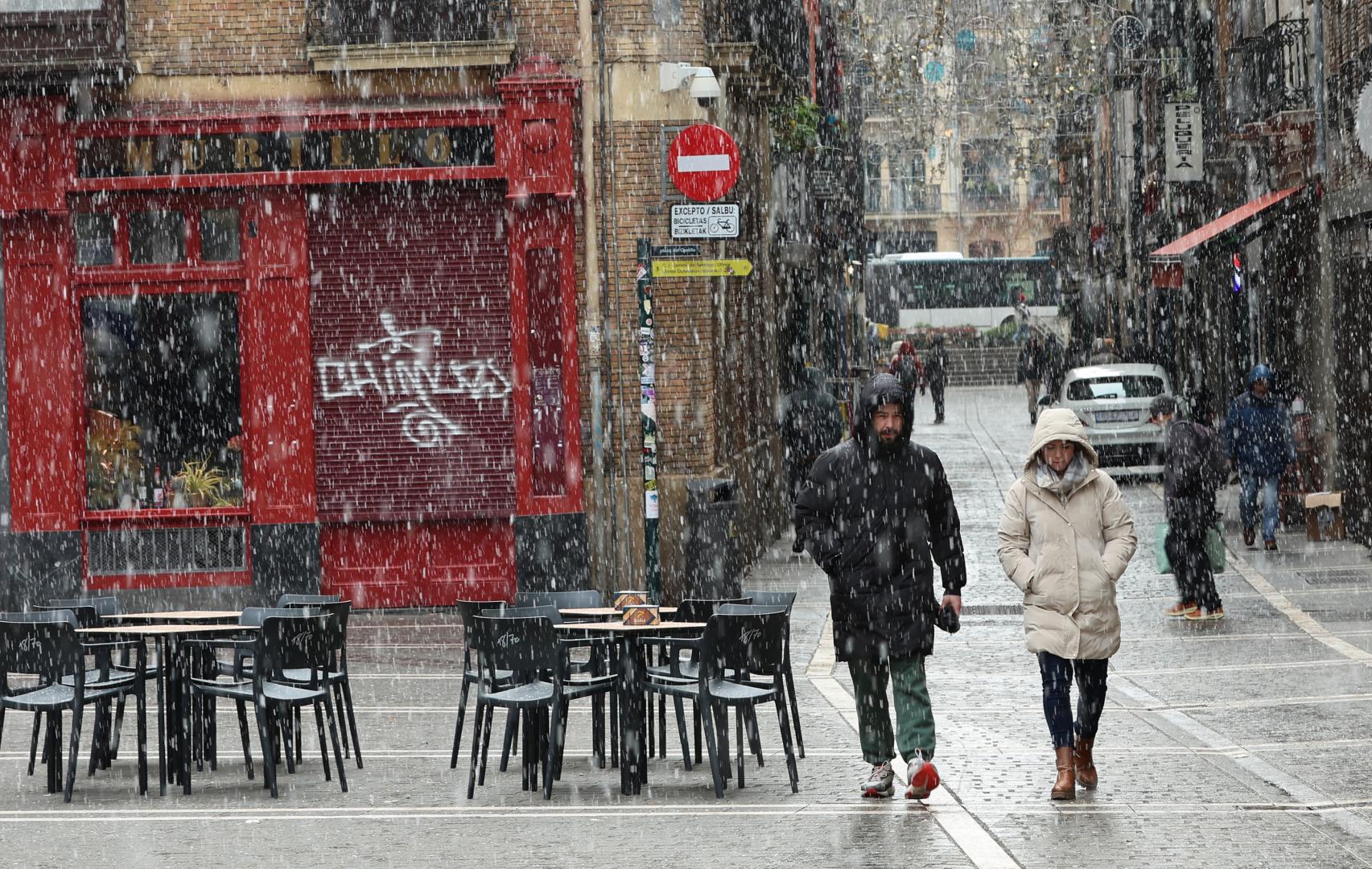La nieve volvió a caer en Pamplona, como se ve en esta imagen tomada en San Nicolás, aunque de forma más moderada que el lunes