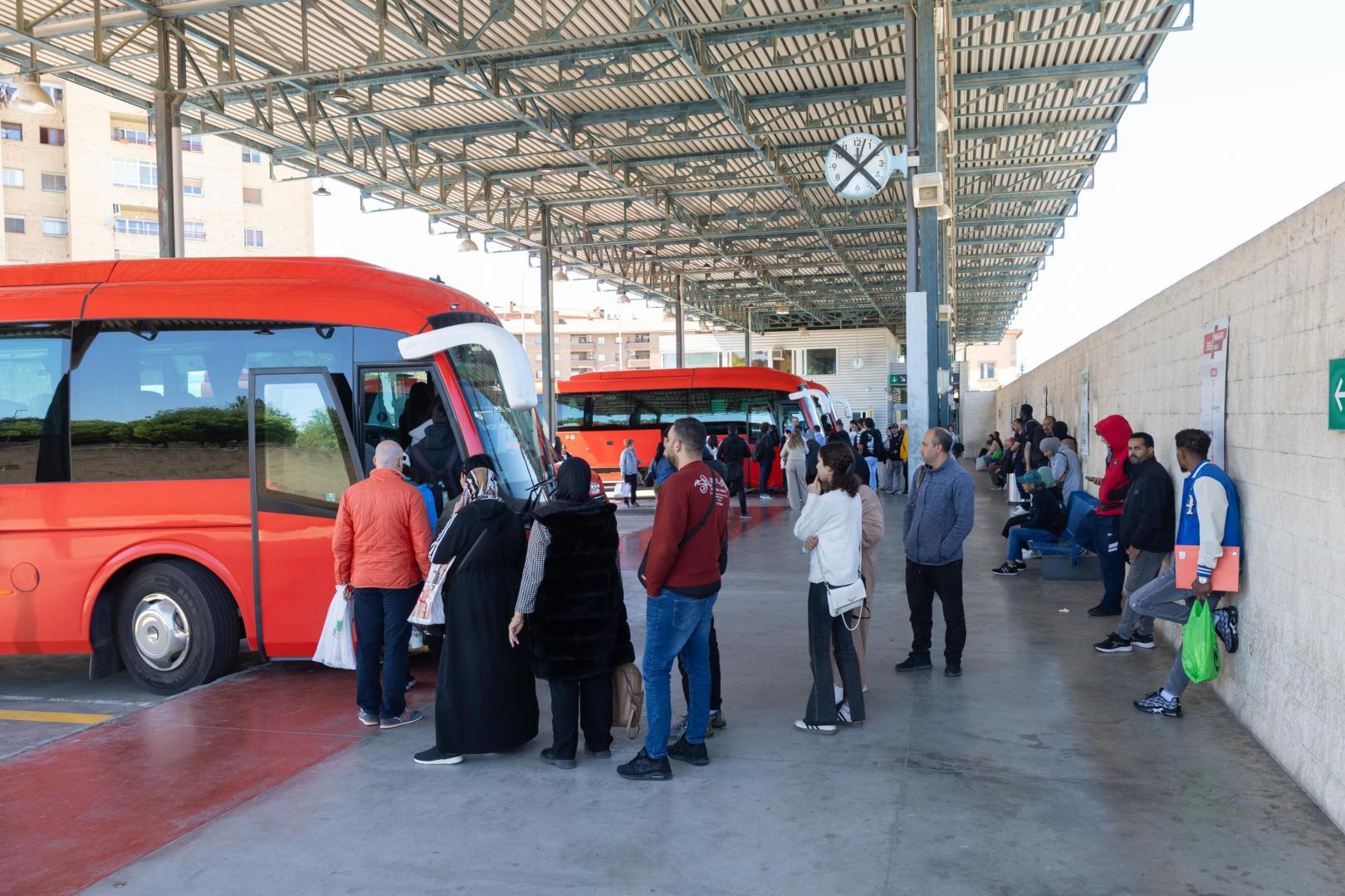 Usuarios esperando en la estación de Tudela a subir a un autobús del grupo Interbús, que gestiona la línea Zaragoza-Tudela-Pamplona