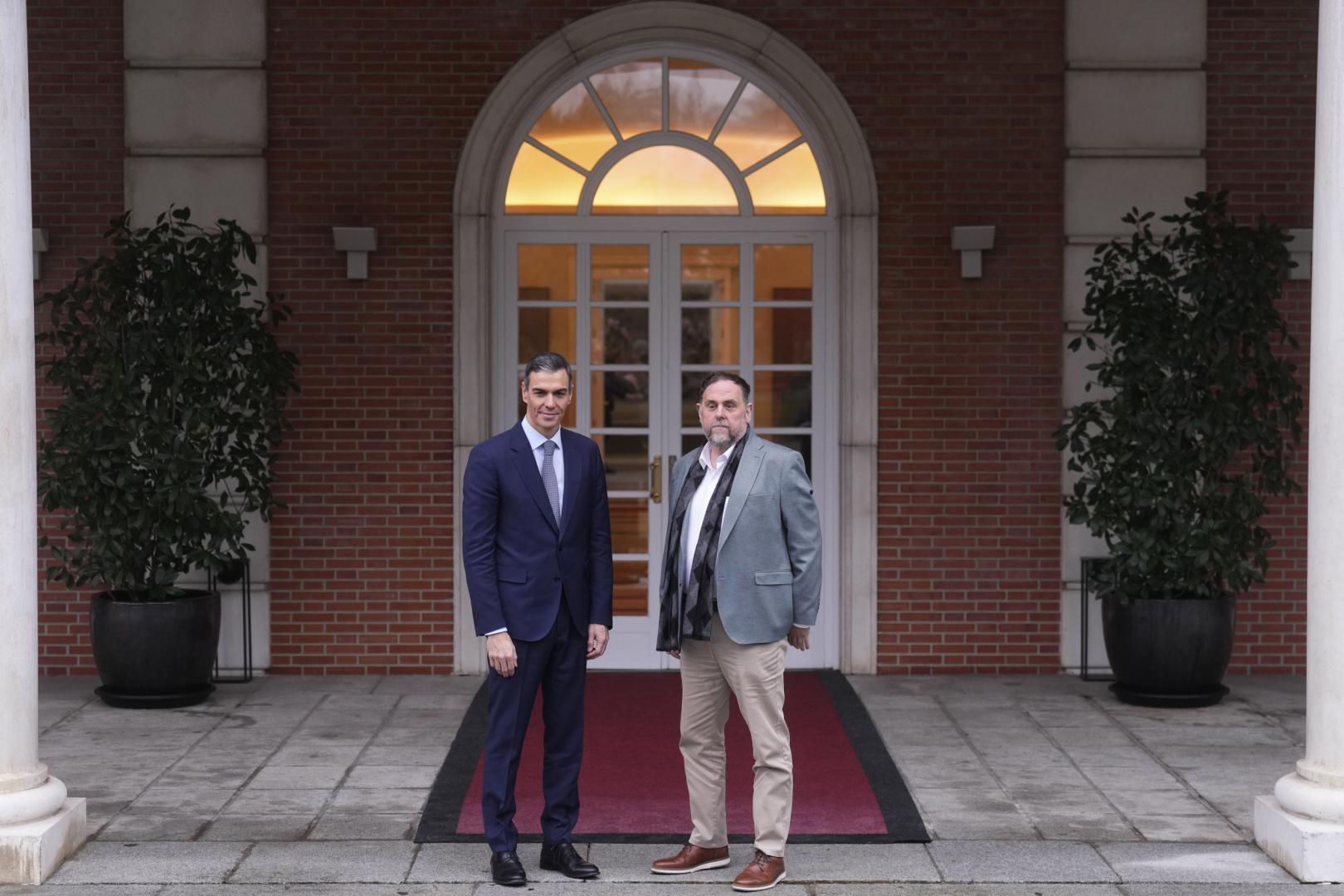 El presidente del Gobierno, Pedro Sánchez, recibe al líder de ERC, Oriol Junqueras, este jueves en el Palacio de la Moncloa.