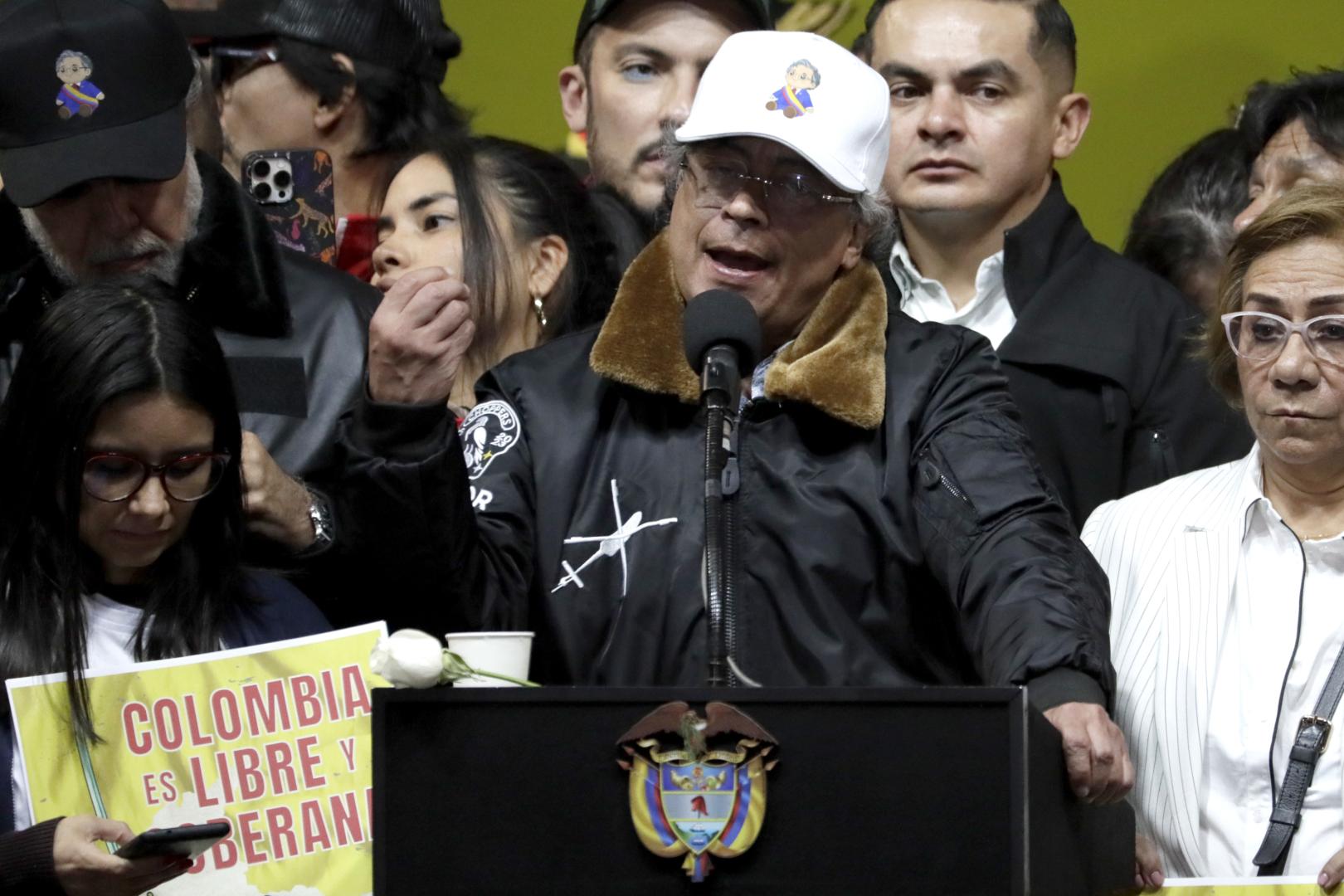 El presidente de Colombia, Gustavo Petro, pronuncia un discurso este miércoles, en la Plaza de Bolívar en Bogotá (Colombia) tras su llamada telefónica con Donald Trump
