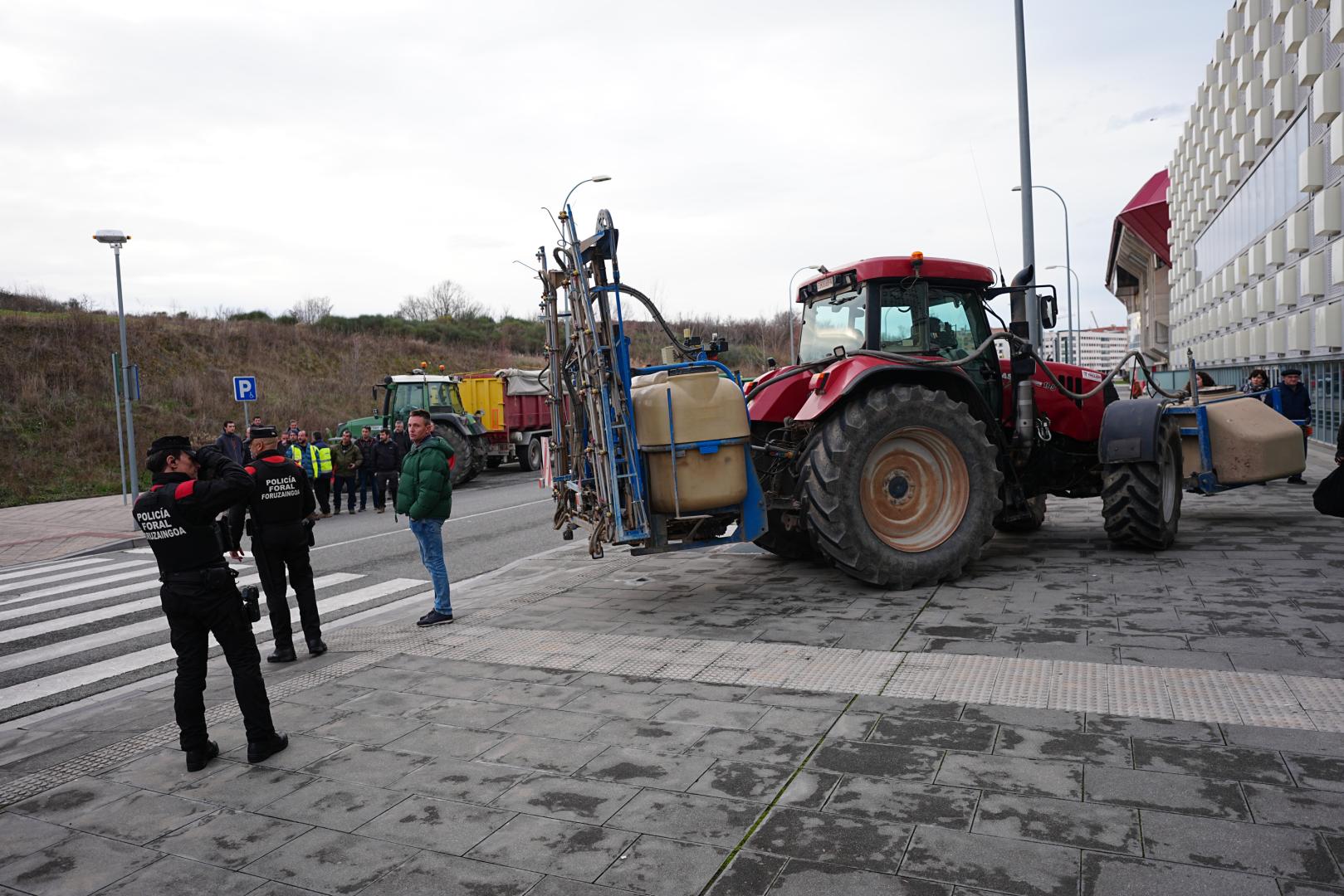 Concentración de agricultores y ganaderos junto a El Sadar antes de la marcha al centro de Pamplona