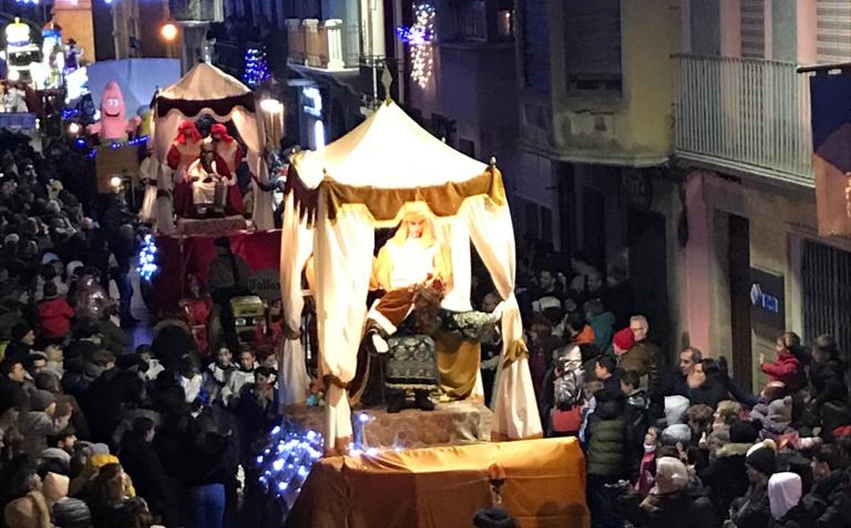 Cabalgata de Reyes de Sangüesa 2026 a su paso por la calle Mayor