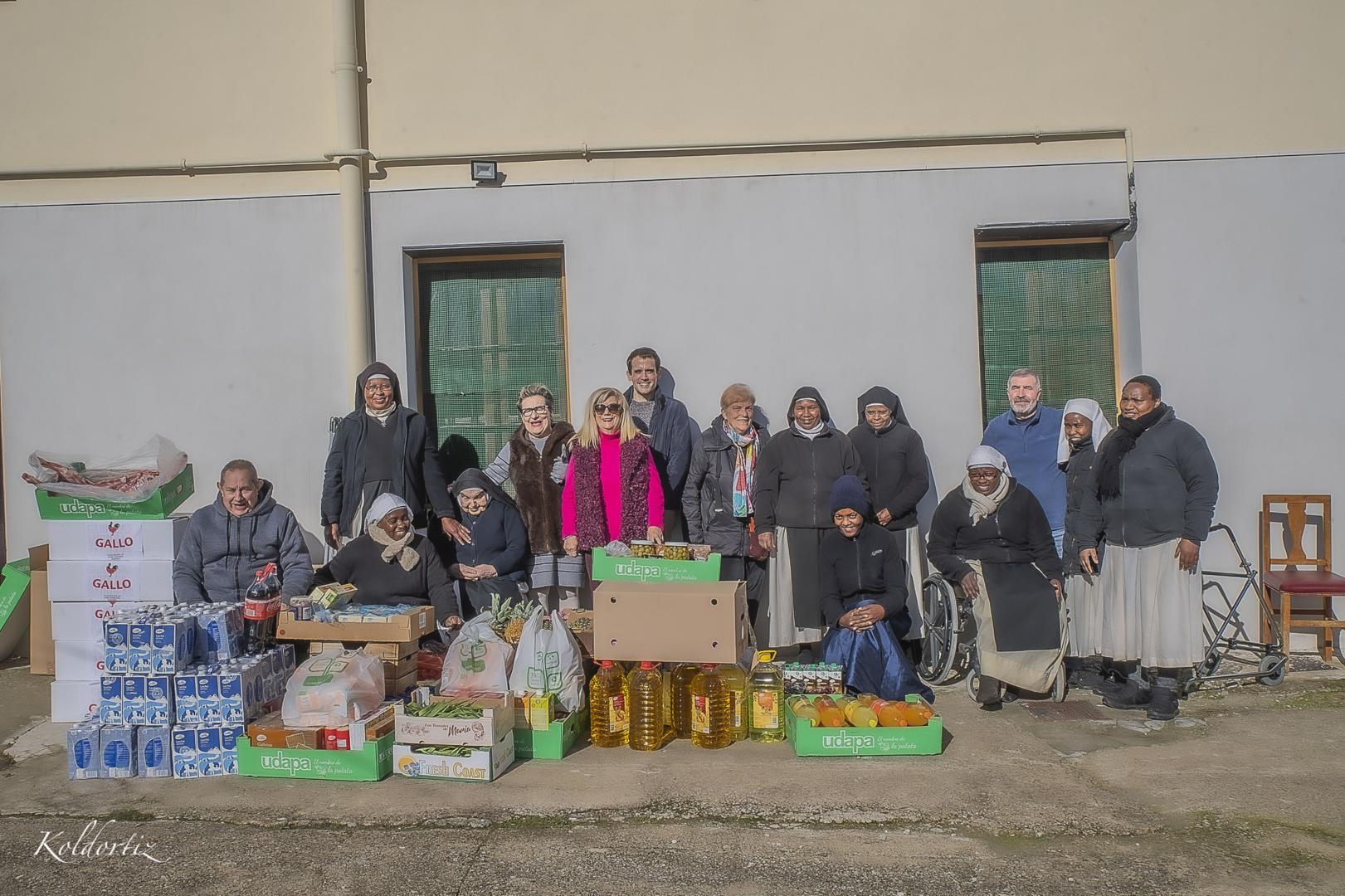 Voluntarios de la iniciativa, el alcalde de Sangüesa y la presidenta del Concejo de Rocaforte, con las Comendadoras este jueves