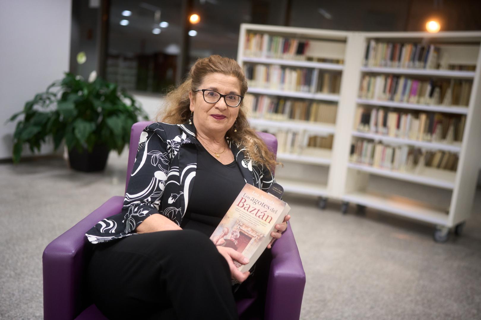 Luz Nogués, posando este jueves con un ejemplar de su novela en la Biblioteca de Navarra.