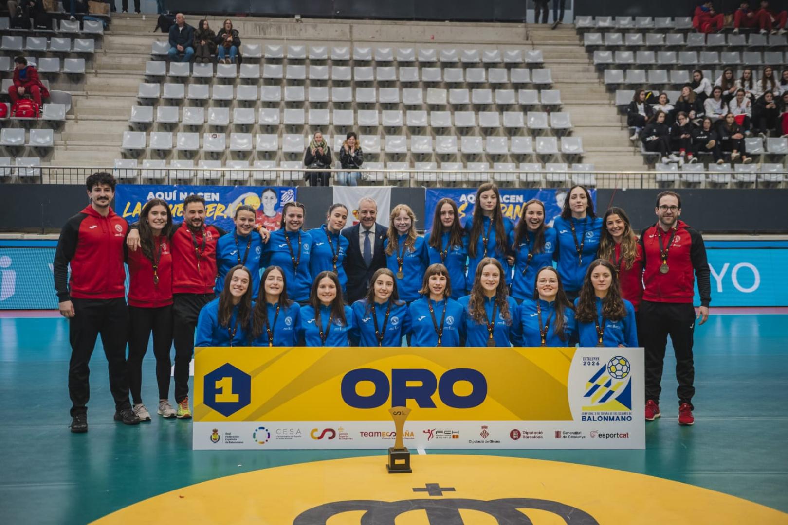 Cuerpo técnico y jugadoras celebran el oro