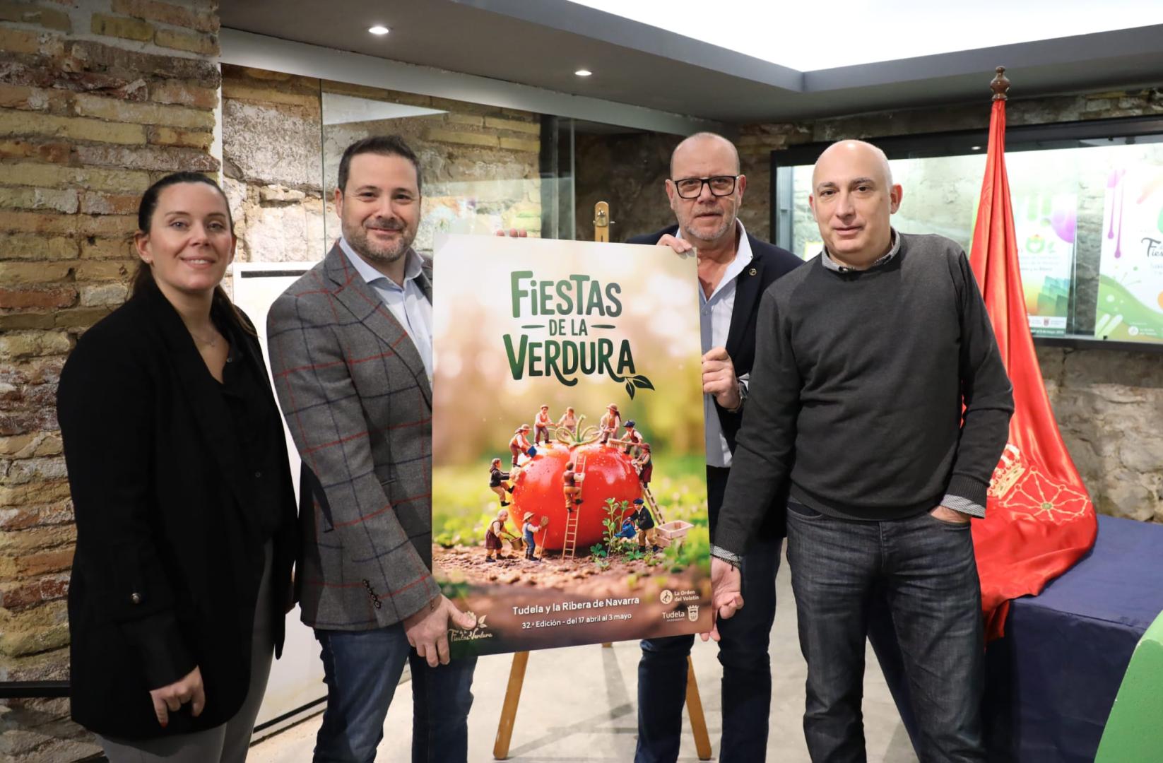 De izquierda a derecha: Irune García, Alejandro Toquero, Celes Sebastián e Ignacio Lizaldre, con el cartel de las XXXII Fiestas de la Verdura de Tudela y la Ribera