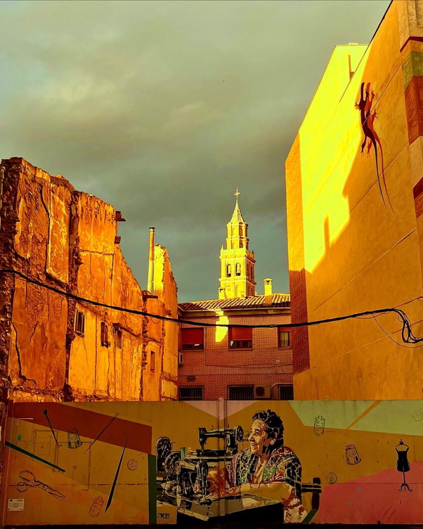 'La abuela y la torre', imagen de Mario Bienzobas