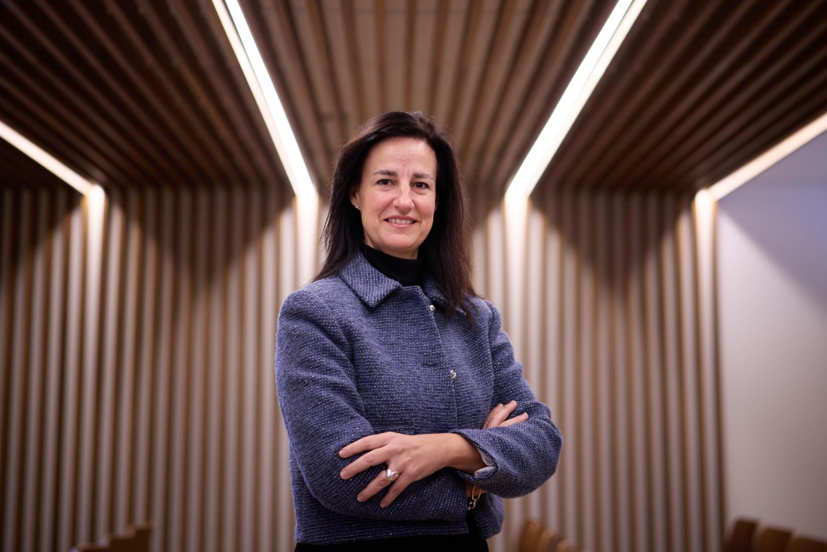Lorena Sánchez Garraza, directora general de Tanatorios Irache, en la sala de despedidas del centro del barrio pamplonés de San Juan.