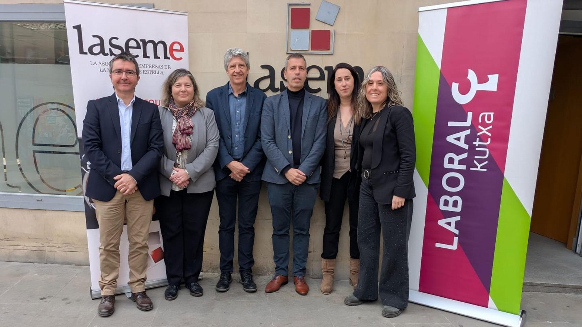 Asistentes a la firma del acuerdo entre LASEME y Laboral Kutxa
