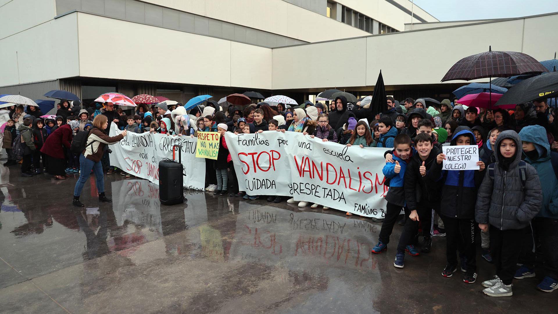 Un momento de la concentración celebrada este viernes en el Colegio Público de Buztintxuri para protestar por los reiterados actos vandálicos sufridos por el centroCEDIDA