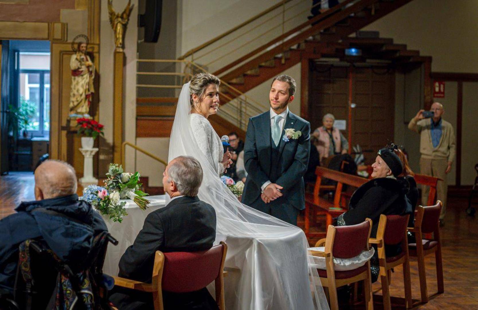 Lara Sáez y Eduardo Rubio junto al altar de la Casa de Misericordia de Pamplona el 3 de enero.