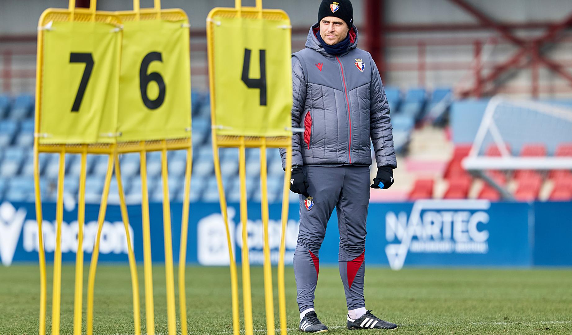 El técnico Alessio Lisci, bien abrigado, dirige el entrenamiento de Osasuna este viernes, 9 de enero, en Tajonar