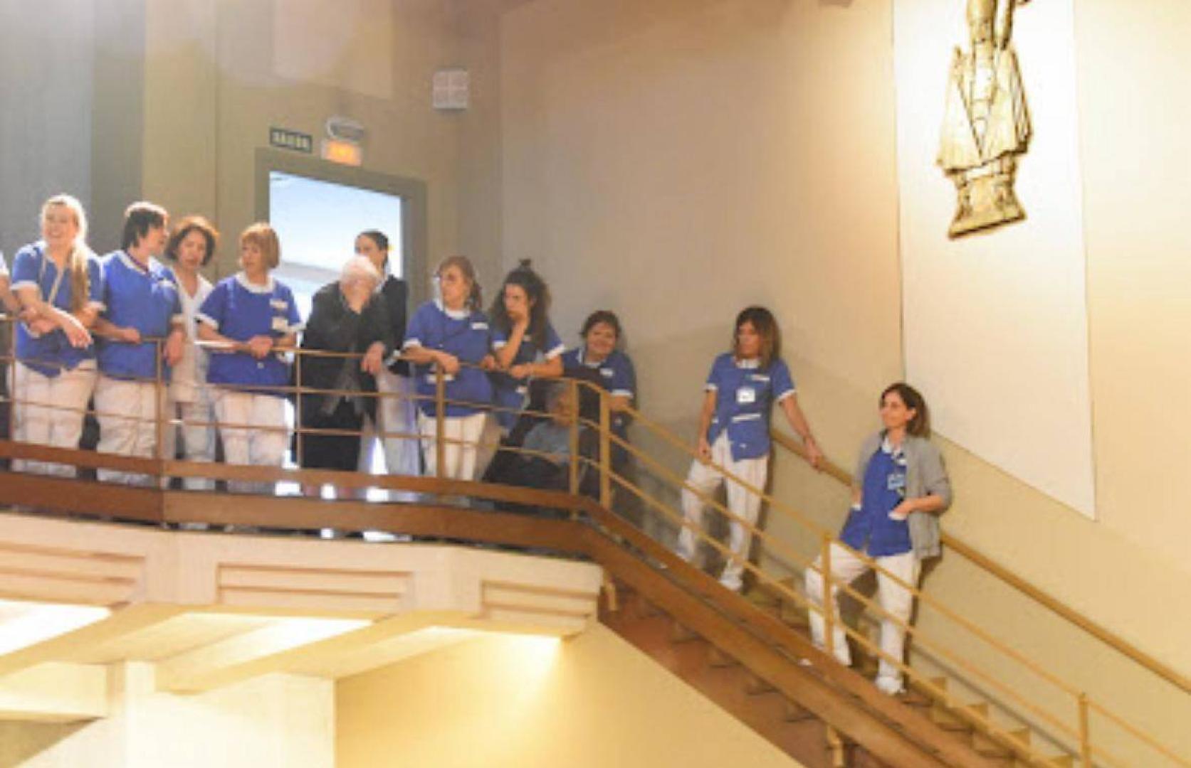 Trabajadoras de la residencia hicieron una pausa para asistir a un momento de la ceremonia.