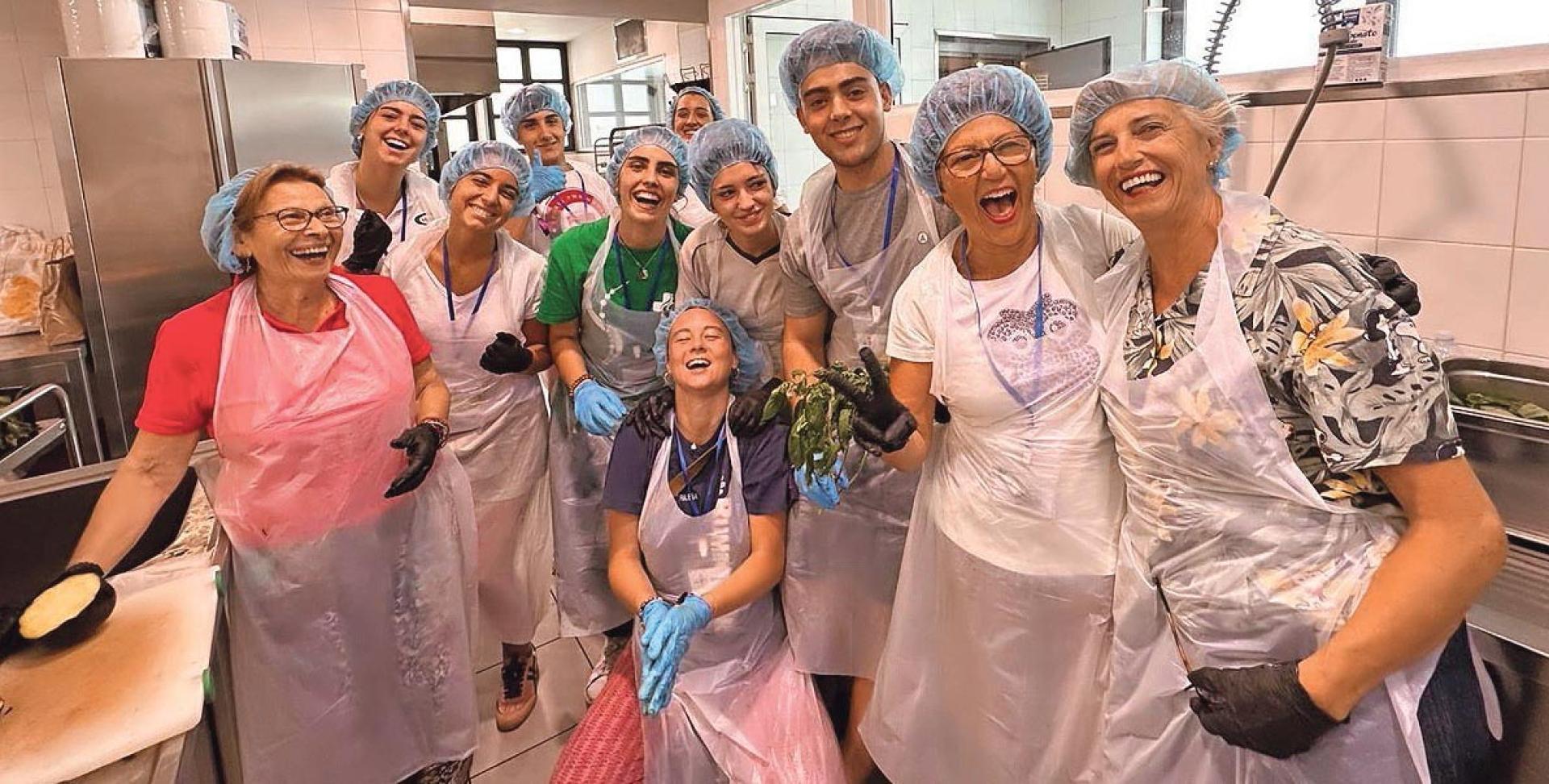 Voluntarios de Matata ayudan las cocineras del centro Sermig de Turín, el pasado verano