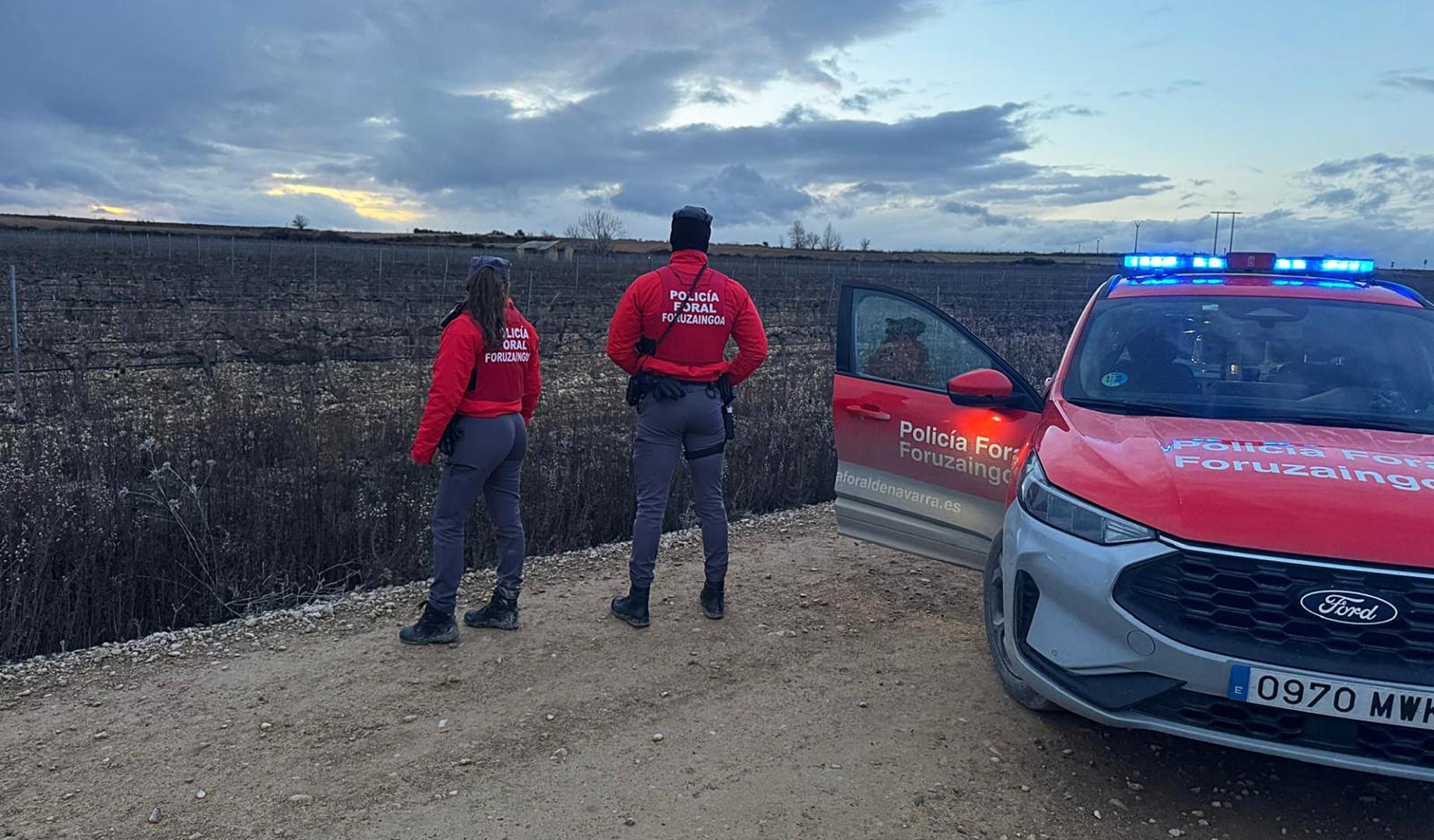 Agentes de la Policía Foral de la comisaría de Tafalla en el lugar donde fue hallado el cuerpo sin vida del desaparecido en Olite