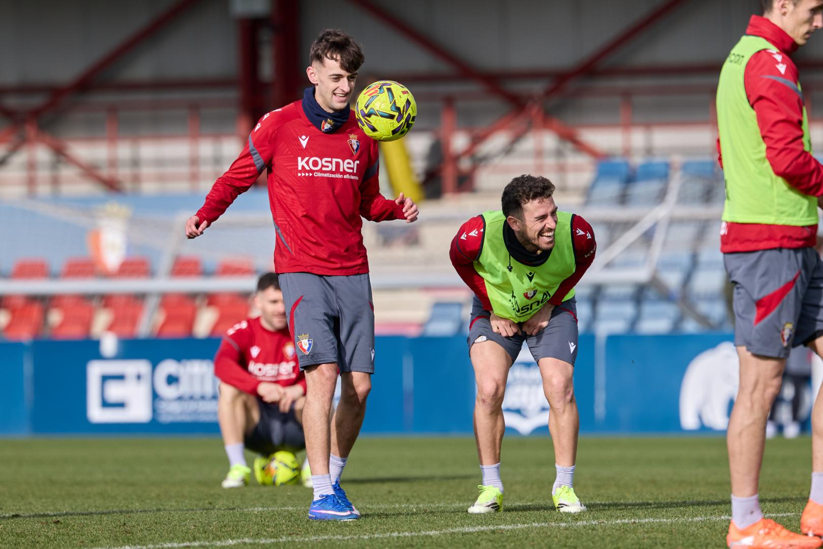 Bromas entre Aimar Oroz y Kike Barja