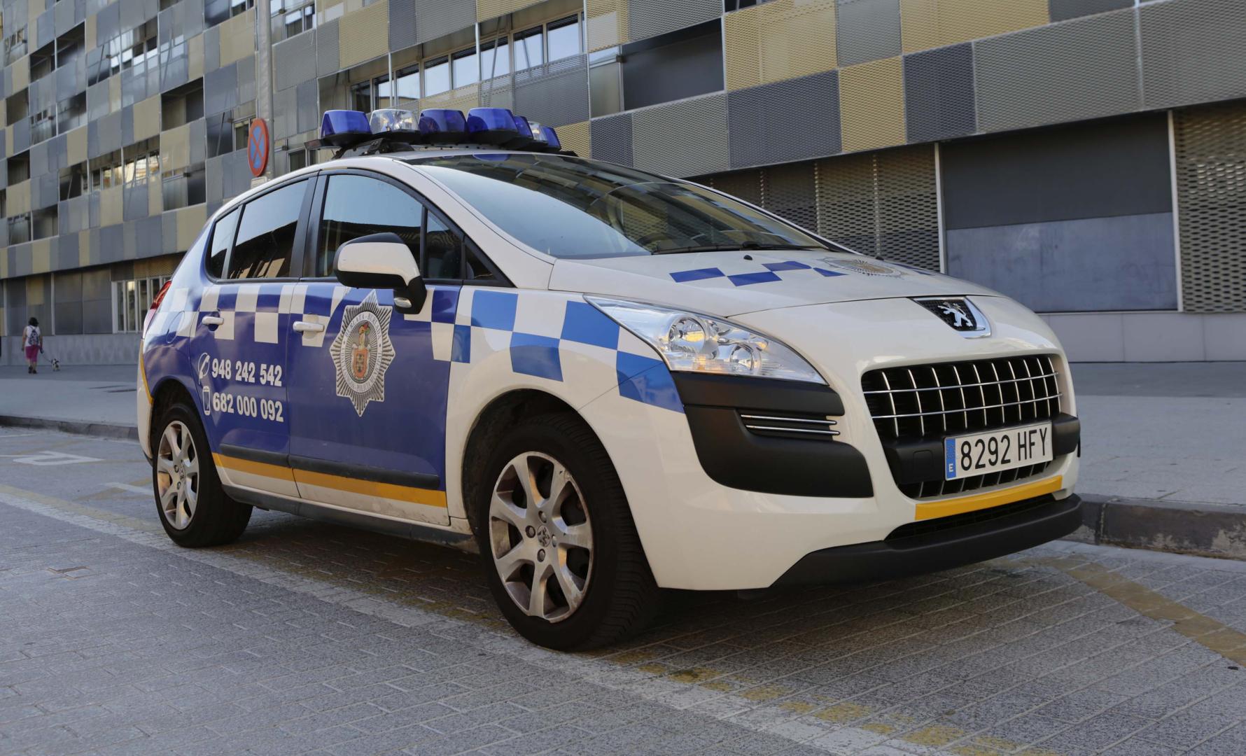 * A: J.A. GOÑI * F: 25-05-2017 * P: * L: BURLADA * T: NUEVA ROTULACION VEHICULOS POLICIALES