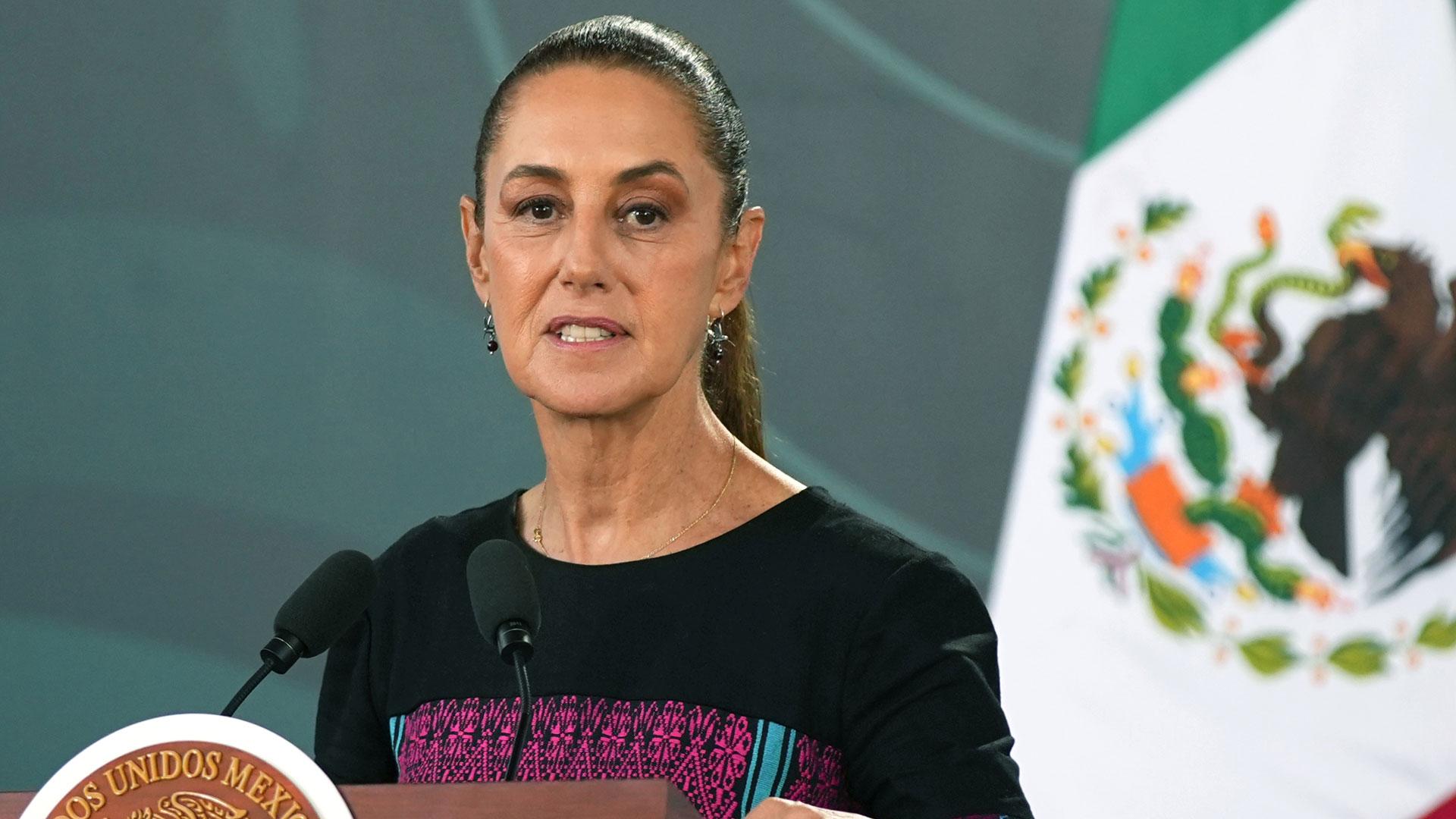 La presidenta de México, Claudia Sheinbaum, habla durante una rueda de prensa este viernes
