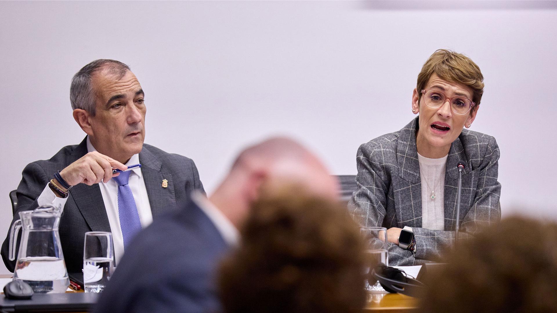El consejero Óscar Chivite y la presidenta María Chivite, en un momento de la comisión sobre Belate en el Parlamento