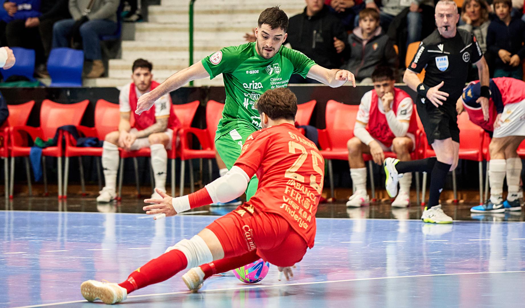 El cierre de Osasuna Magna Juanpi Cuello se presenta ante Mati Starna, portero de O'Parrulo, protagonista de su equipo