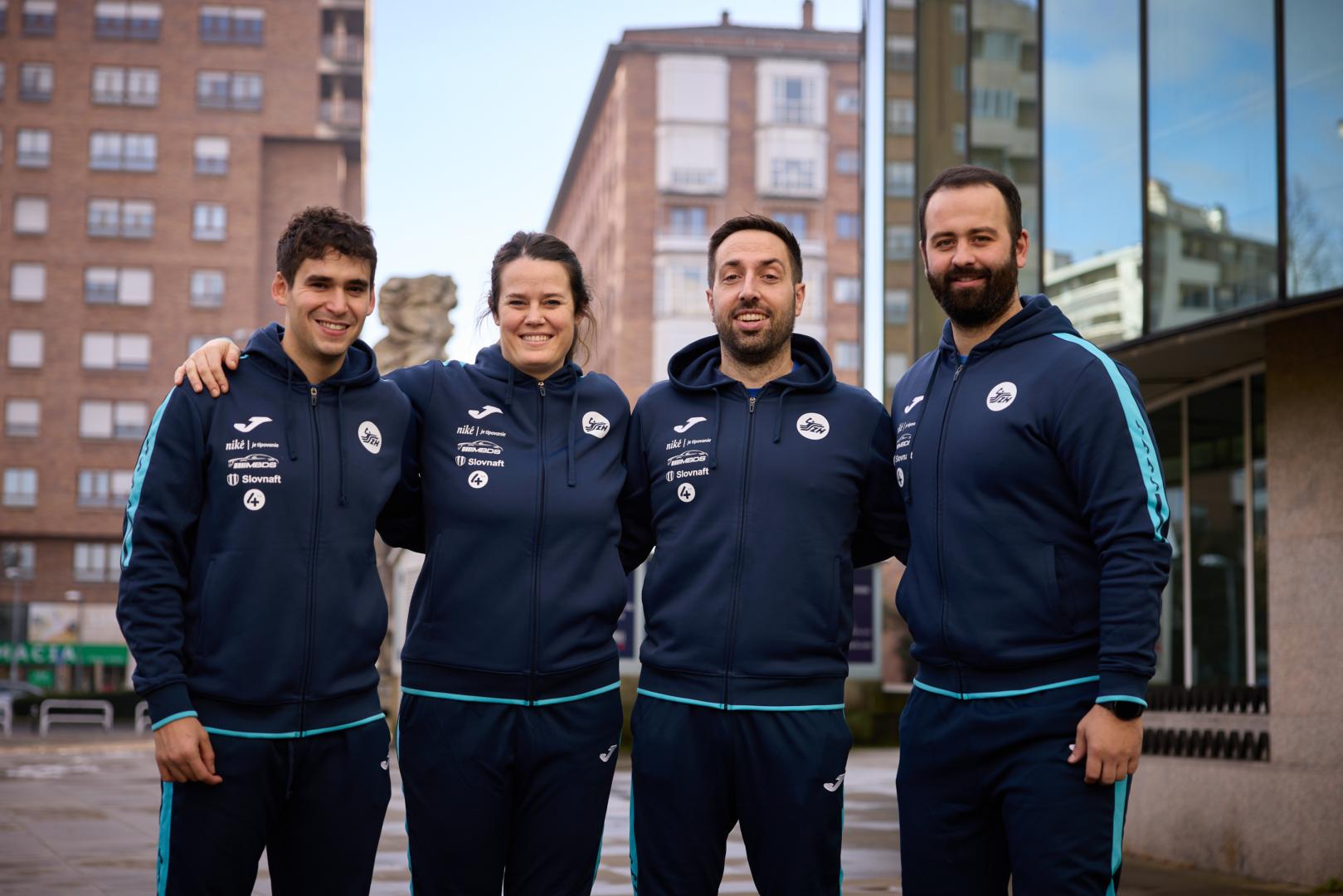 Álvaro Caro (preparador físico), Eli Arrechea (fisioterapeuta), Fernando Gurich (seleccionador) y Pablo Galech (ayudante), los navarros de la selección absoluta de Eslovaquia en Pamplona
